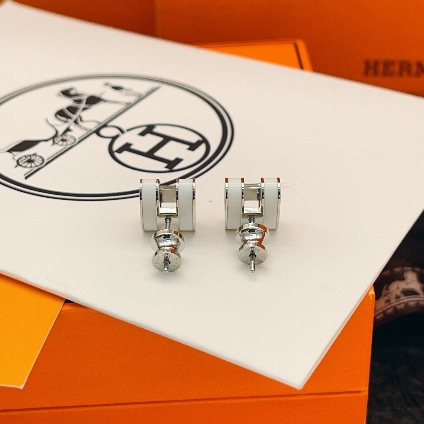 【He@mes爱马仕最新款🆕🆕银色大号白色H耳钉】一致官网黄铜材质，非常的上镜‼️设计很特别值得入手。高
