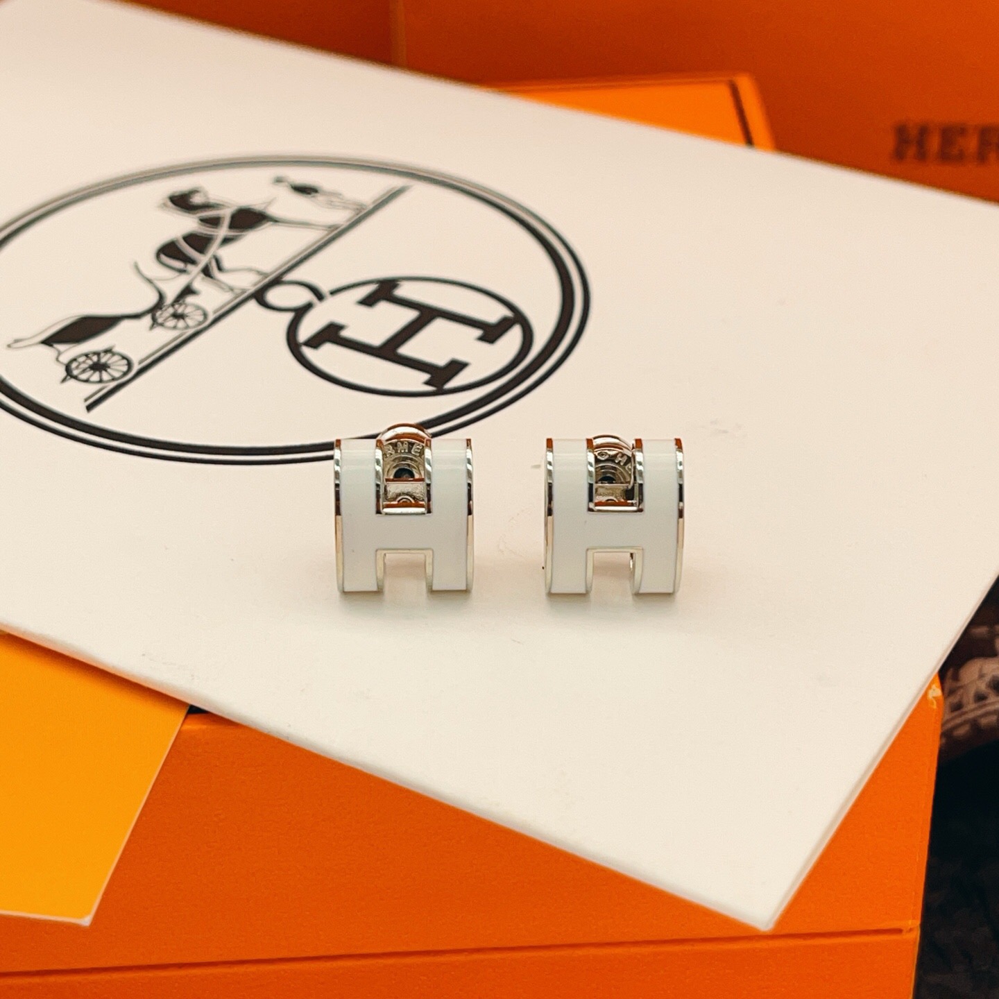 【He@mes爱马仕最新款🆕🆕银色大号白色H耳钉】一致官网黄铜材质，非常的上镜‼️设计很特别值得入手。高