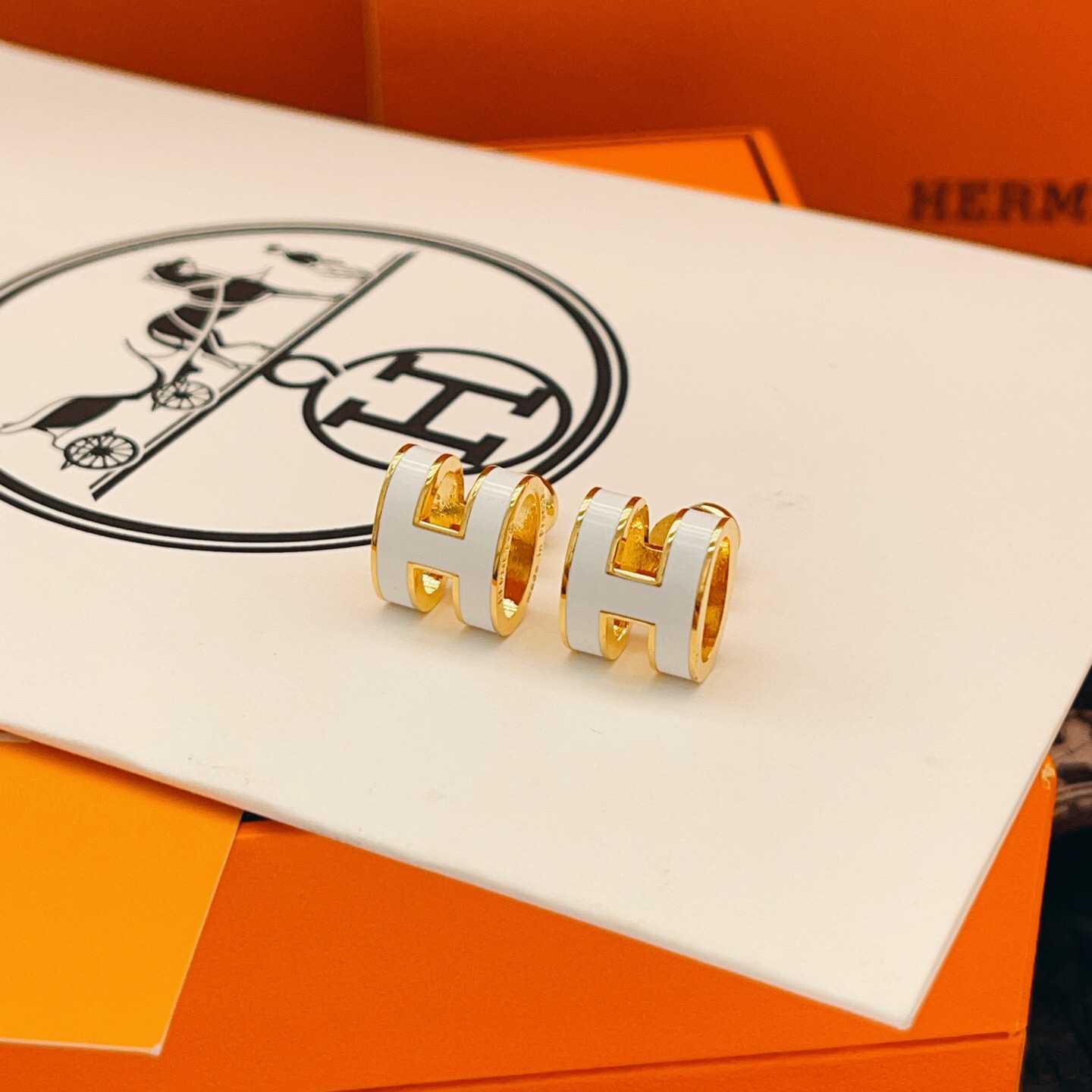 【He@mes爱马仕最新款🆕🆕金色大号白色H耳钉】一致官网黄铜材质，非常的上镜‼️设计很特别值得入手。高