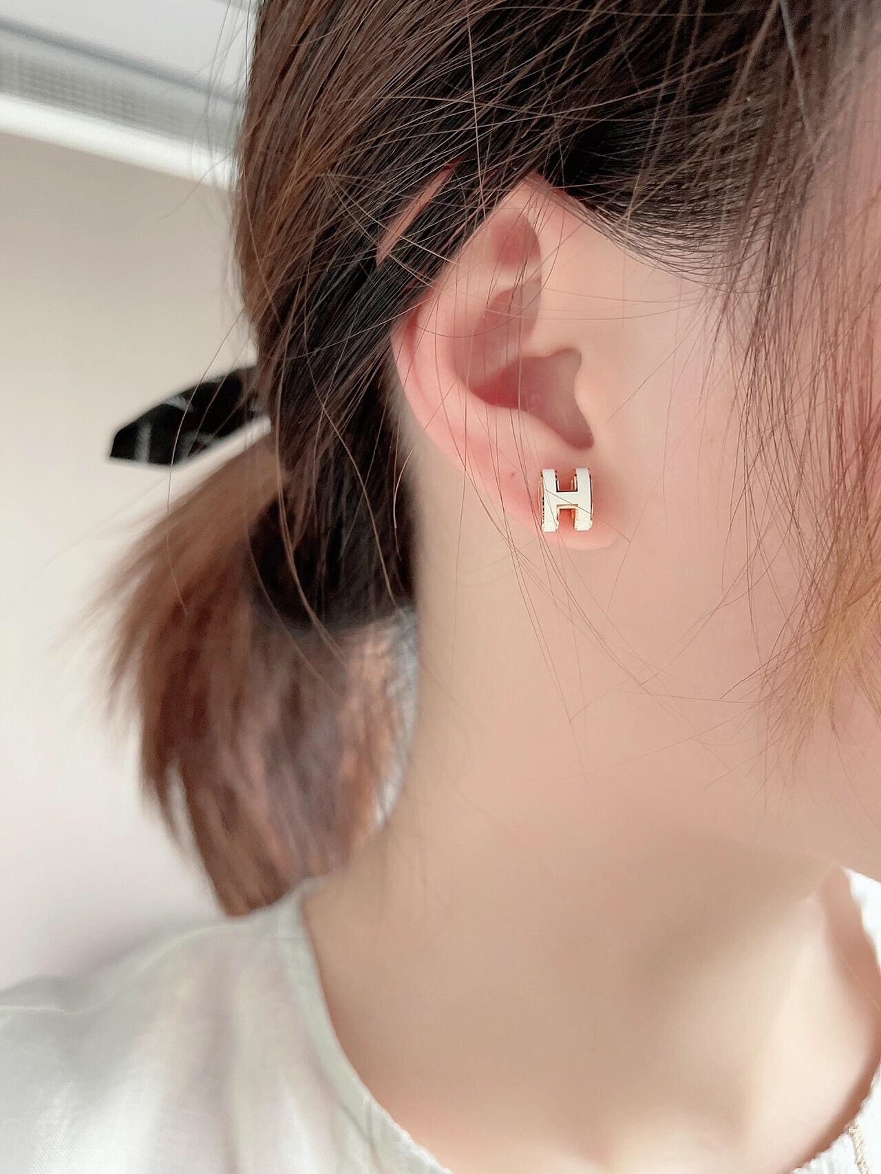 【He@mes爱马仕最新款🆕🆕金色大号白色H耳钉】一致官网黄铜材质，非常的上镜‼️设计很特别值得入手。高