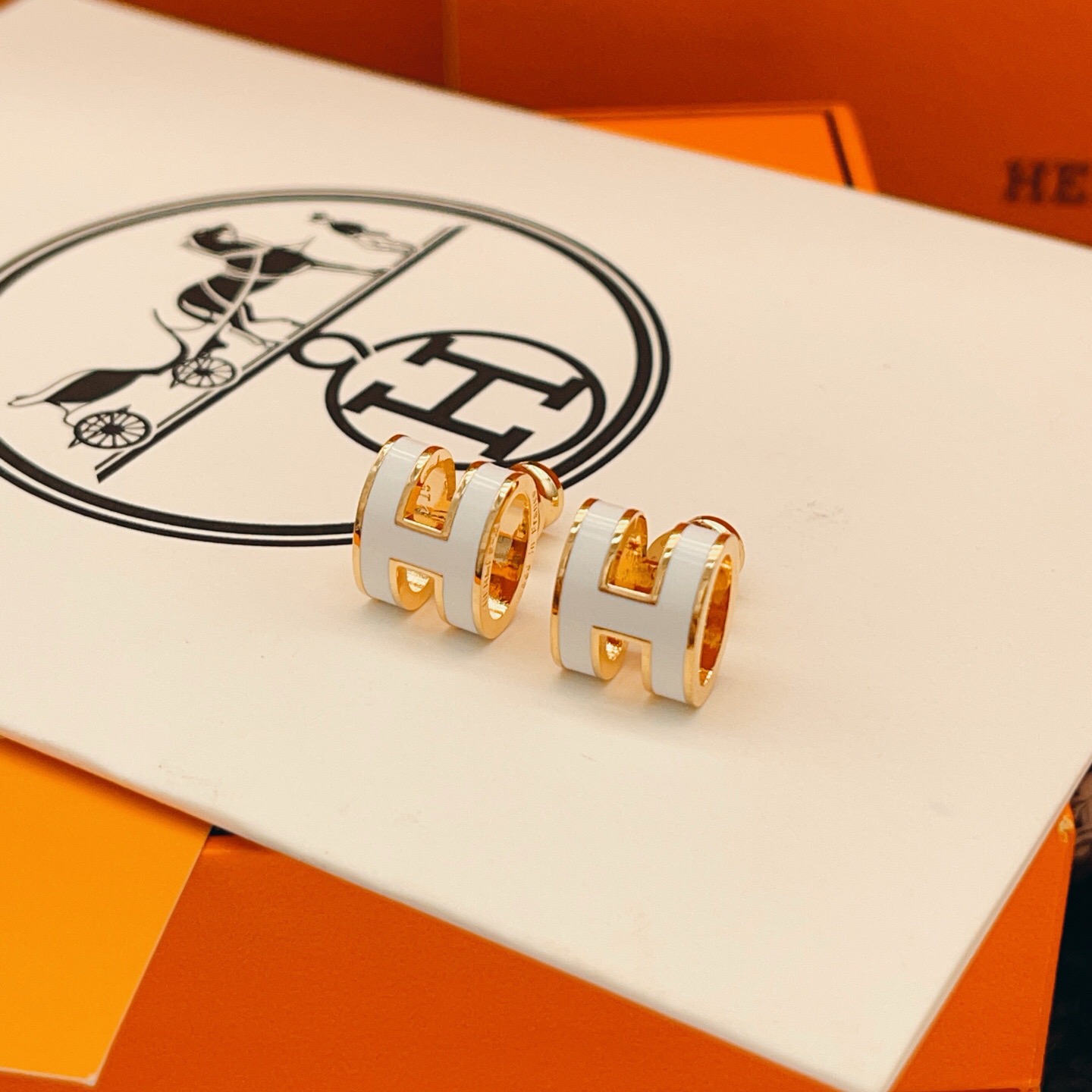 【He@mes爱马仕最新款🆕🆕玫瑰金大号白色H耳钉】一致官网黄铜材质，非常的上镜‼️设计很特别值得入手。