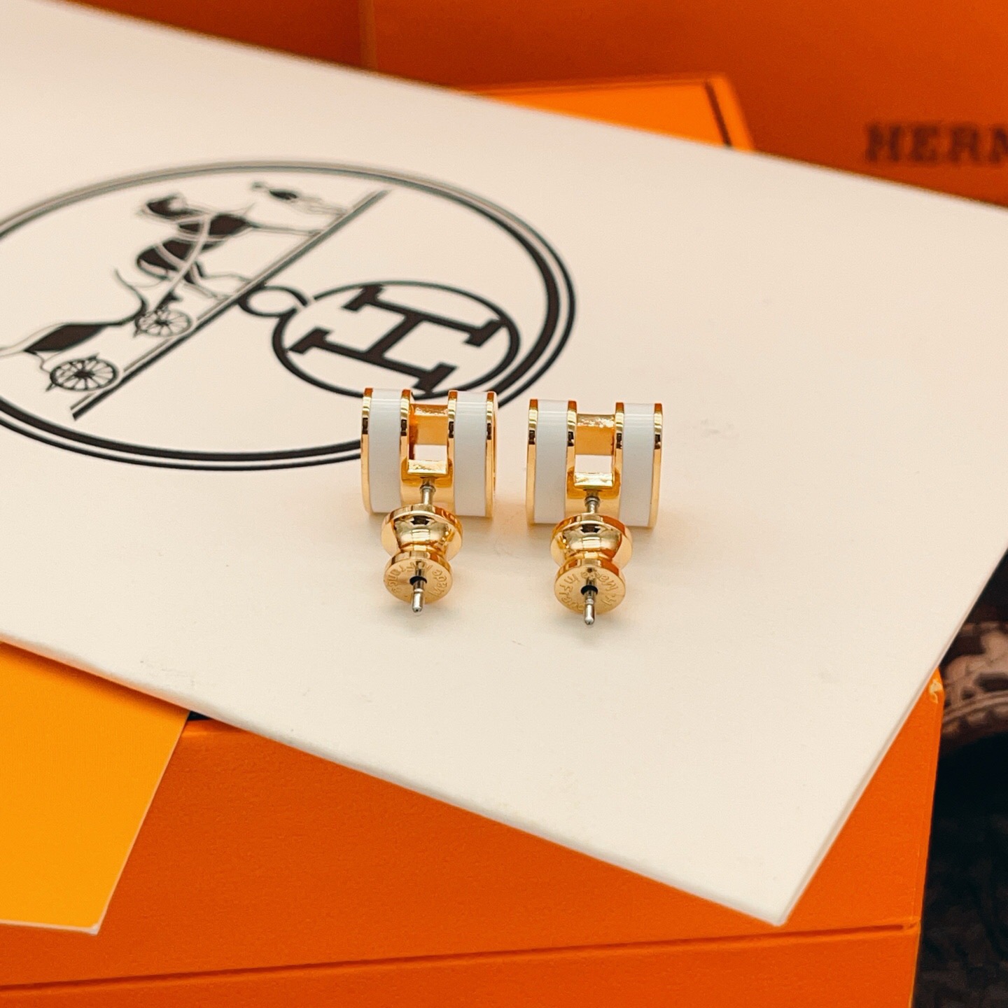 【He@mes爱马仕最新款🆕🆕玫瑰金大号白色H耳钉】一致官网黄铜材质，非常的上镜‼️设计很特别值得入手。