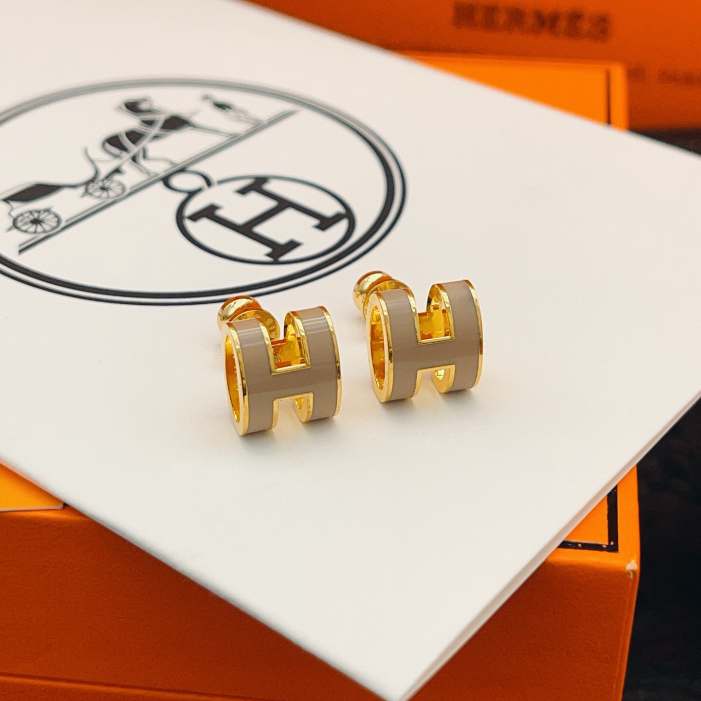 【He@mes爱马仕最新款🆕🆕金色大号棕色H耳钉】一致官网黄铜材质，非常的上镜‼️设计很特别值得入手。高