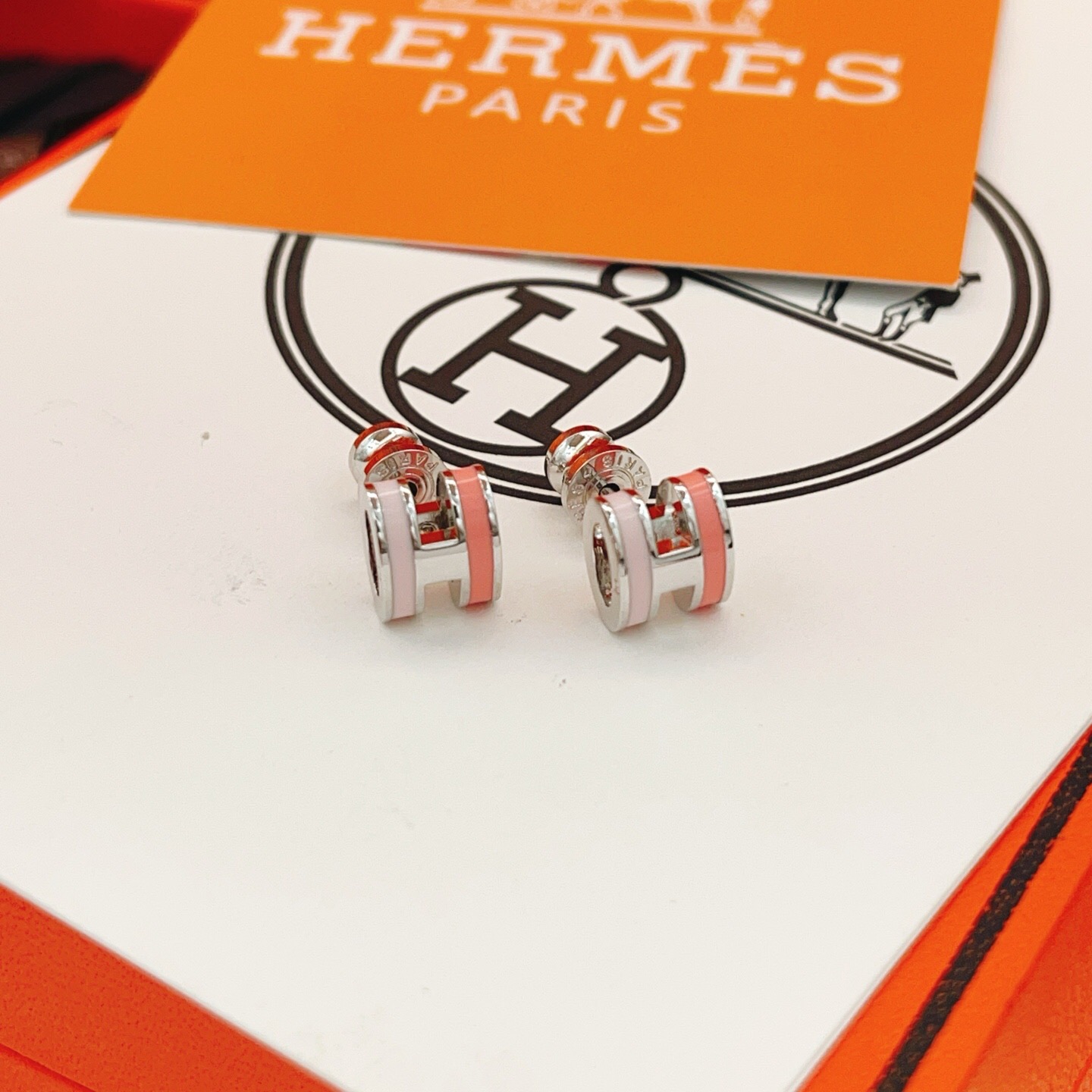 【He@mes爱马仕最新款🆕🆕银色迷你粉拼白H耳钉】一致官网黄铜材质，非常的上镜‼️设计很特别值得入手。