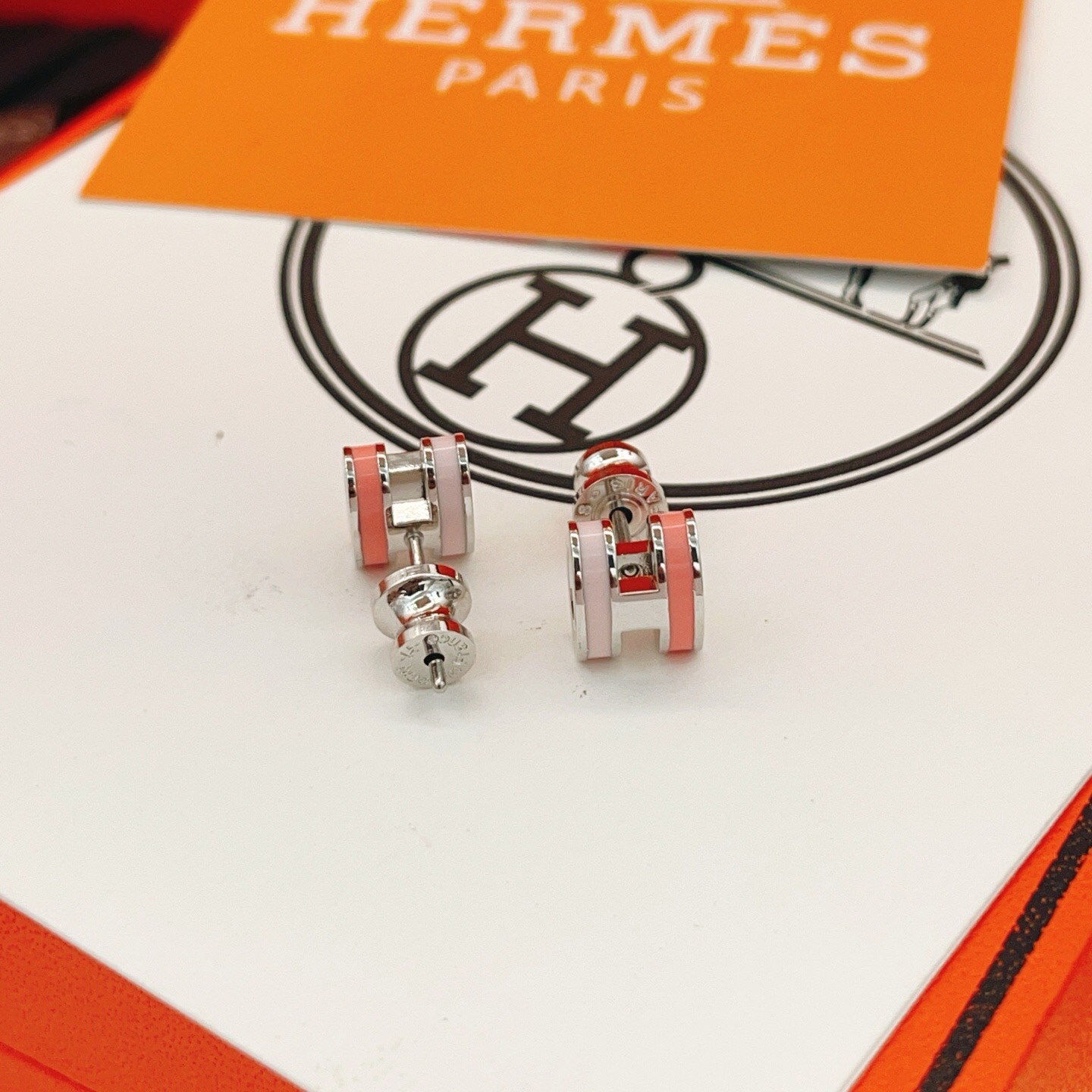 【He@mes爱马仕最新款🆕🆕银色迷你粉拼白H耳钉】一致官网黄铜材质，非常的上镜‼️设计很特别值得入手。