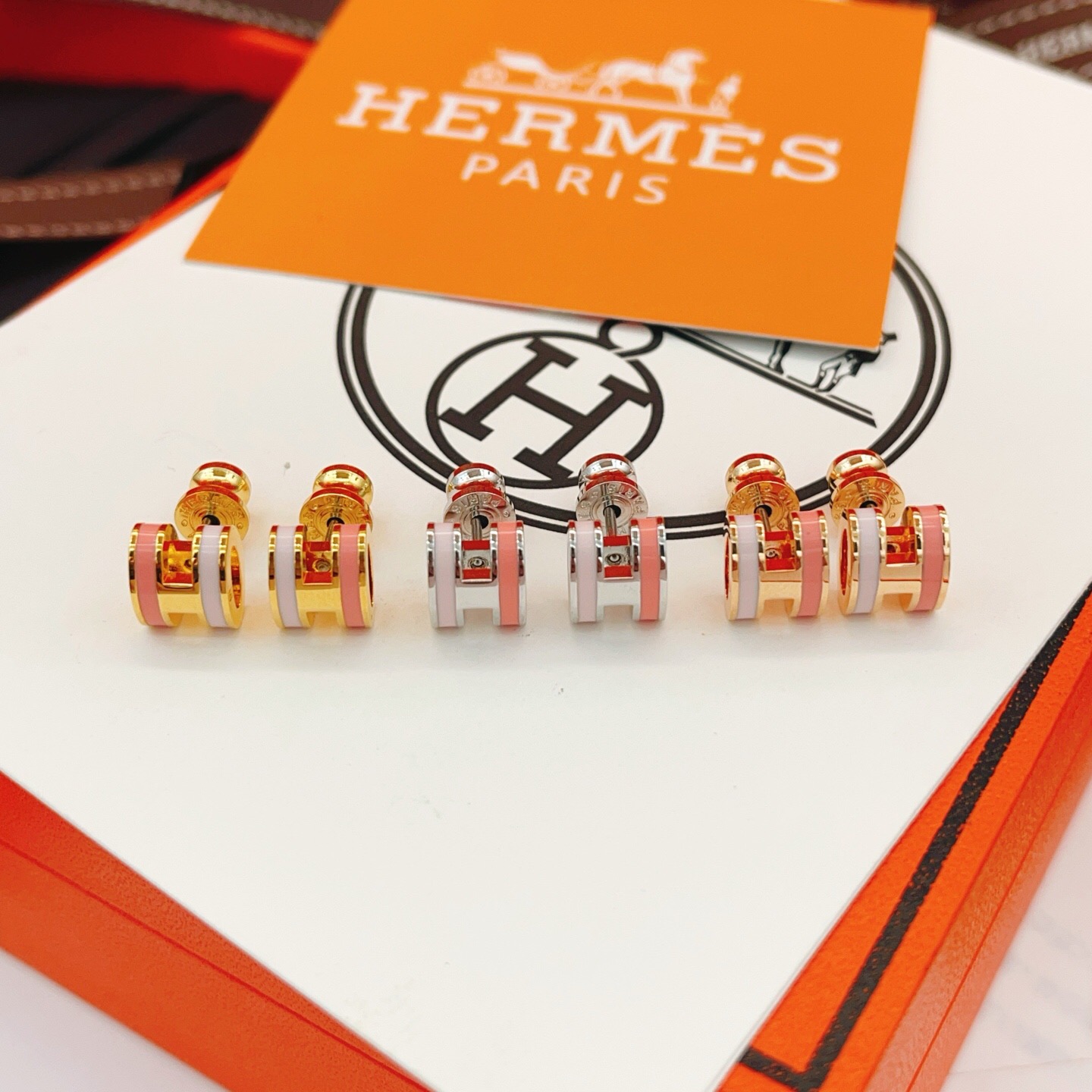 【He@mes爱马仕最新款🆕🆕玫瑰金迷你粉拼白H耳钉】一致官网黄铜材质，非常的上镜‼️设计很特别值得入手