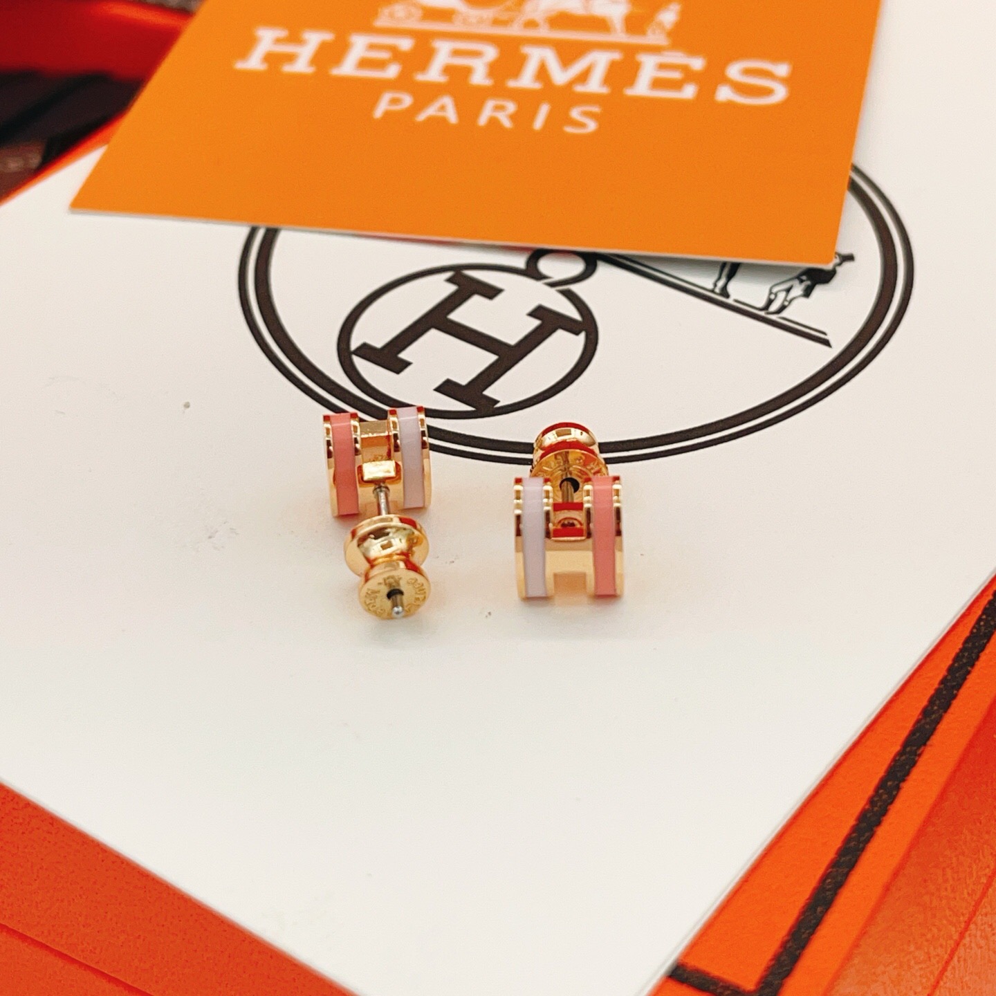 【He@mes爱马仕最新款🆕🆕玫瑰金迷你粉拼白H耳钉】一致官网黄铜材质，非常的上镜‼️设计很特别值得入手