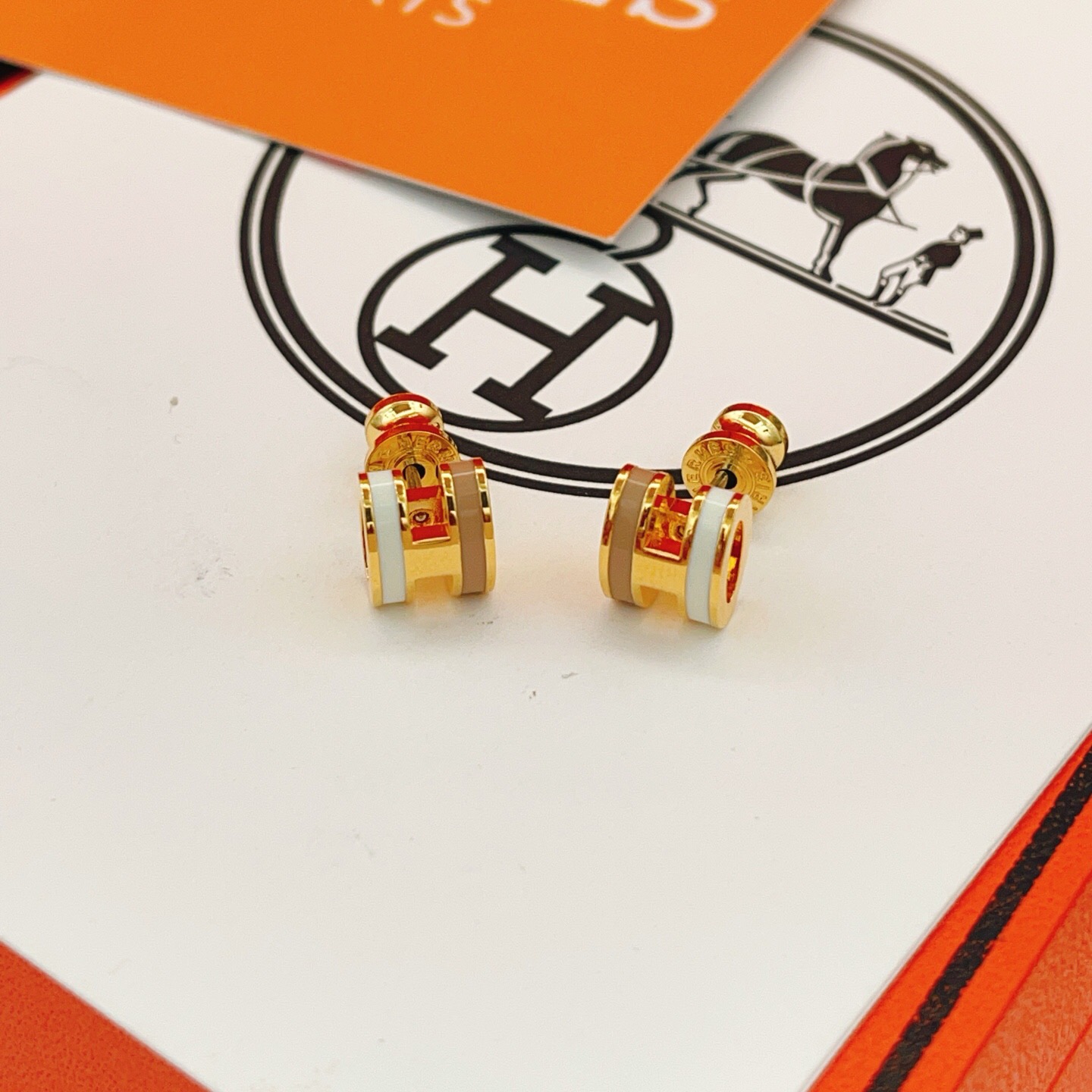 【He@mes爱马仕最新款🆕🆕金色迷你棕拼白H耳钉】一致官网黄铜材质，非常的上镜‼️设计很特别值得入手。