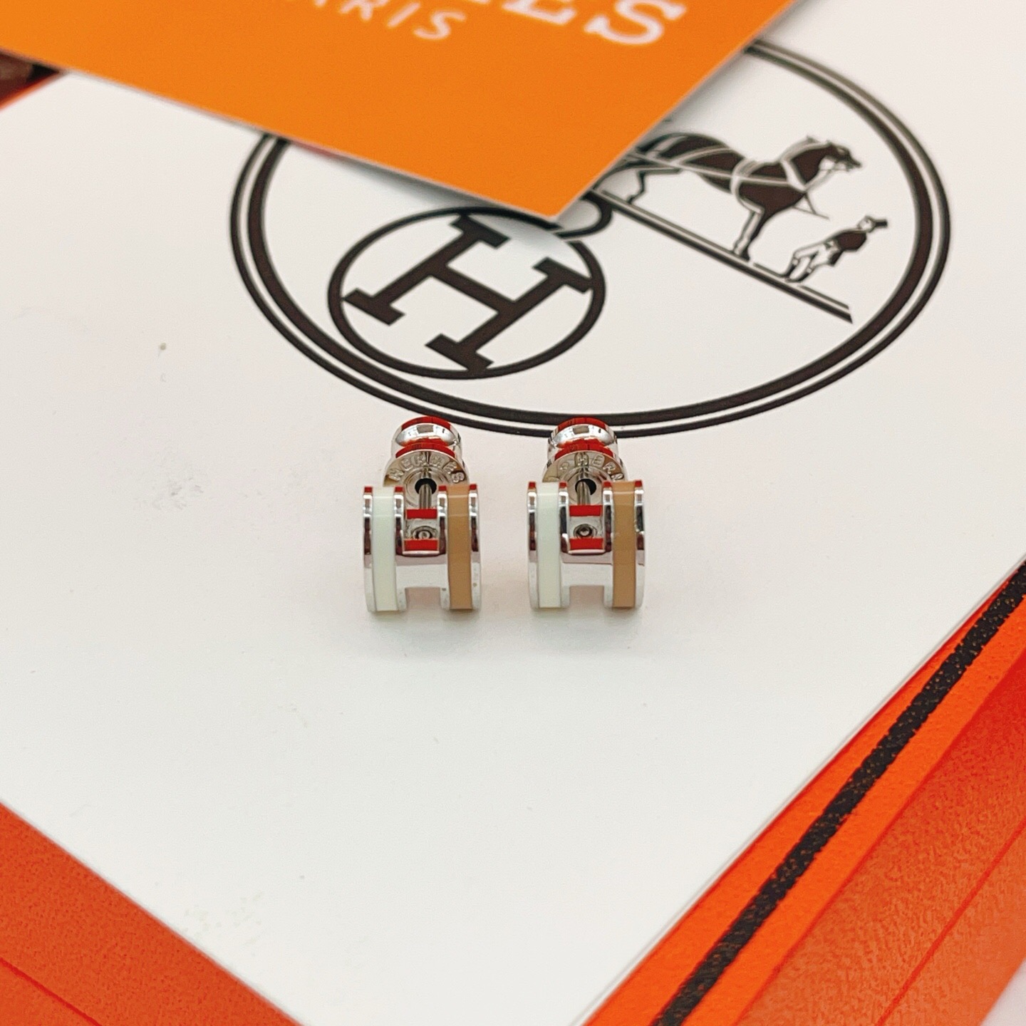【He@mes爱马仕最新款🆕🆕银色迷你棕拼白H耳钉】一致官网黄铜材质，非常的上镜‼️设计很特别值得入手。