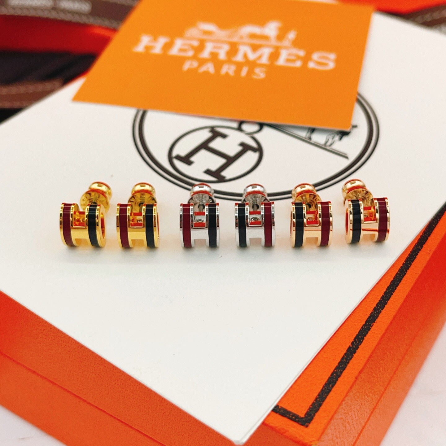 【He@mes爱马仕最新款🆕🆕金色迷你黑拼红H耳钉】一致官网黄铜材质，非常的上镜‼️设计很特别值得入手。