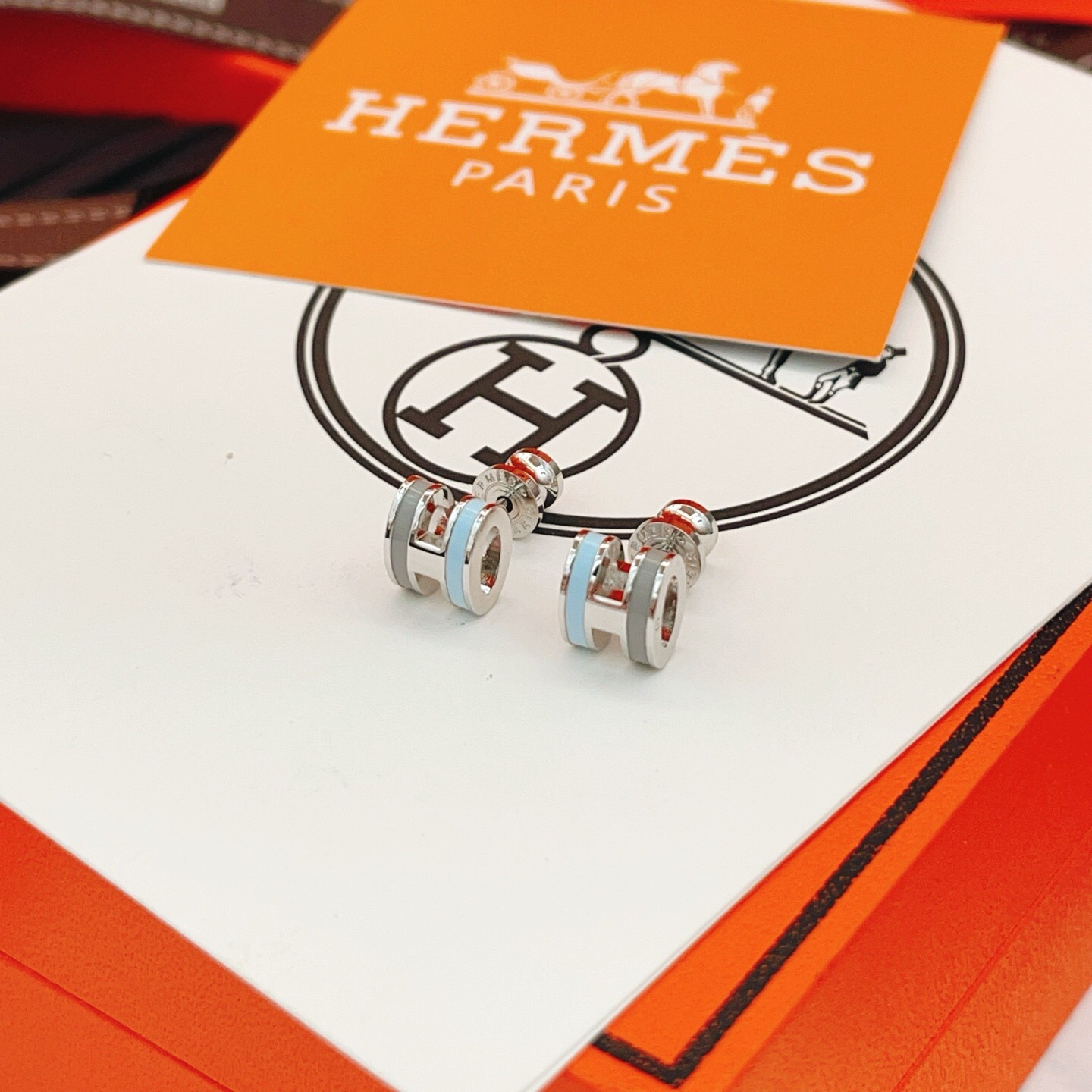 【He@mes爱马仕最新款🆕🆕银色迷你灰拼蓝H耳钉】一致官网黄铜材质，非常的上镜‼️设计很特别值得入手。
