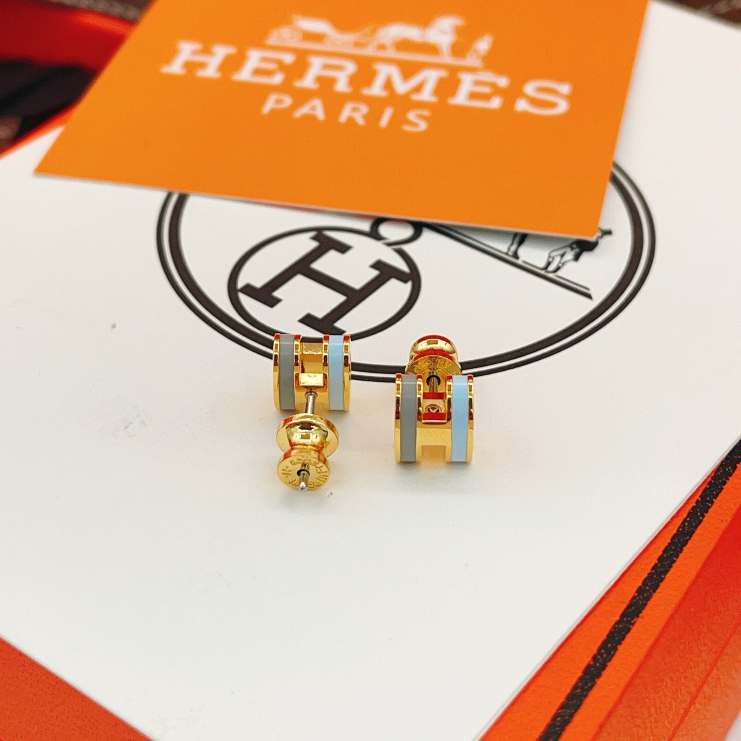 【He@mes爱马仕最新款🆕🆕金色迷你灰拼蓝H耳钉】一致官网黄铜材质，非常的上镜‼️设计很特别值得入手。