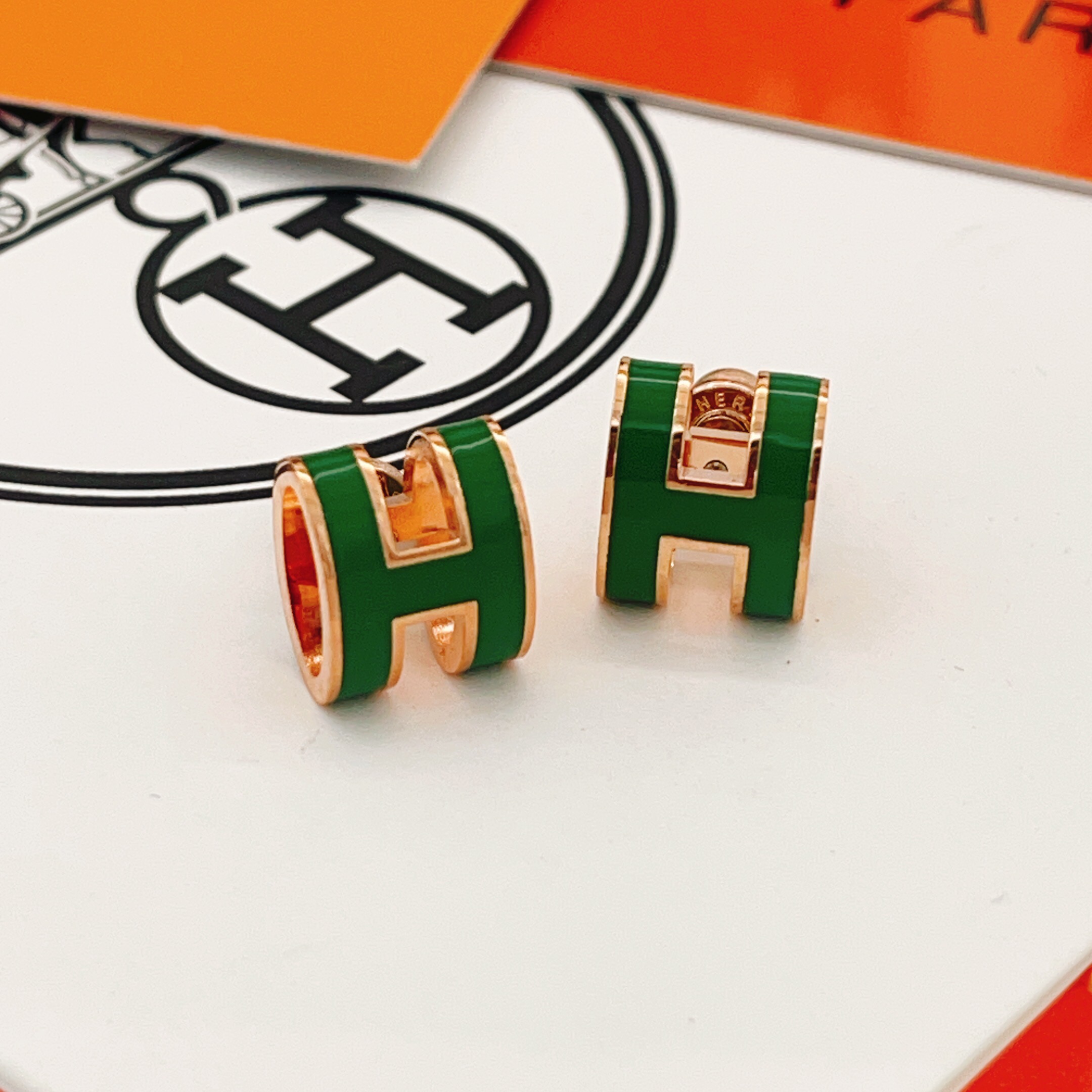 【He@mes爱马仕最新款🆕🆕玫瑰金大号绿色H耳钉】一致官网黄铜材质，非常的上镜‼️设计很特别值得入手。