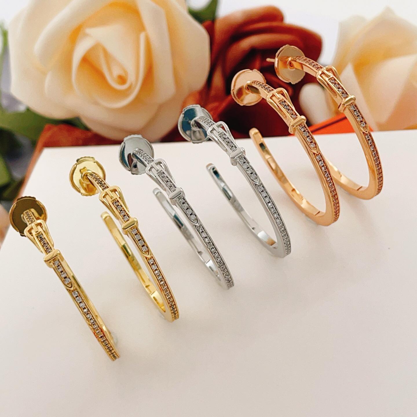 【He@mes爱马仕最新款🆕🆕玫瑰金镶钻半圆裤带耳钉】一致官网黄铜材质，非常的上镜‼️设计很特别值得入手