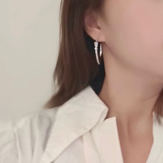 【He@mes爱马仕最新款🆕🆕银色镶钻半圆裤带耳钉】一致官网黄铜材质,非常的上镜‼️设计很特别值得入手 【He@mes爱马仕最新款🆕🆕银色镶钻半圆裤带耳钉】一致官网黄铜材质,非常的上镜‼️设计很特别值得入手