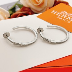 【He@mes爱马仕最新款🆕🆕银色镶钻半圆裤带耳钉】一致官网黄铜材质,非常的上镜‼️设计很特别值得入手 【He@mes爱马仕最新款🆕🆕银色镶钻半圆裤带耳钉】一致官网黄铜材质,非常的上镜‼️设计很特别值得入手