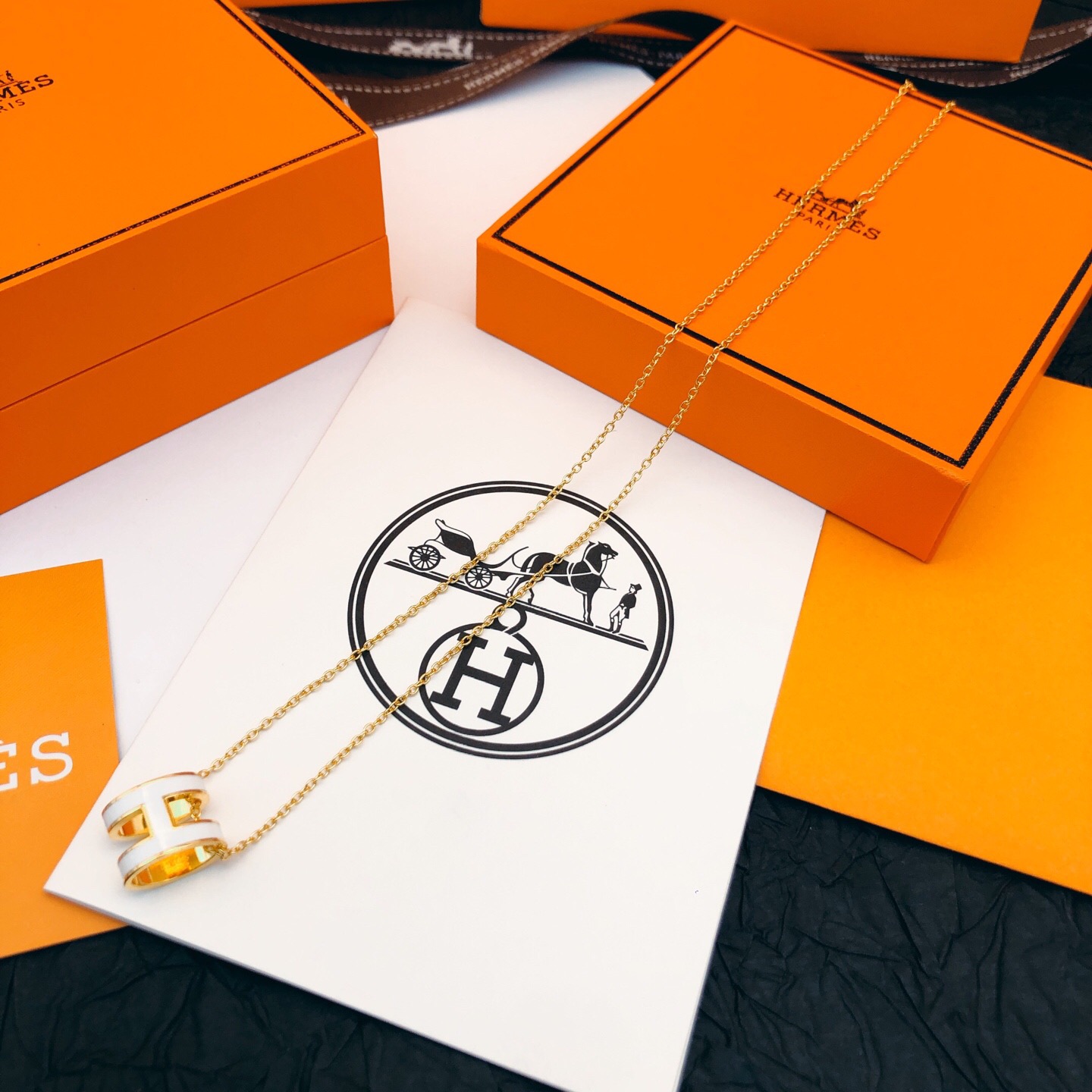 【He@mes爱马仕最新款🆕🆕金色大号白色H项链】一致官网黄铜材质，非常的上镜‼️设计很特别值得入手。高
