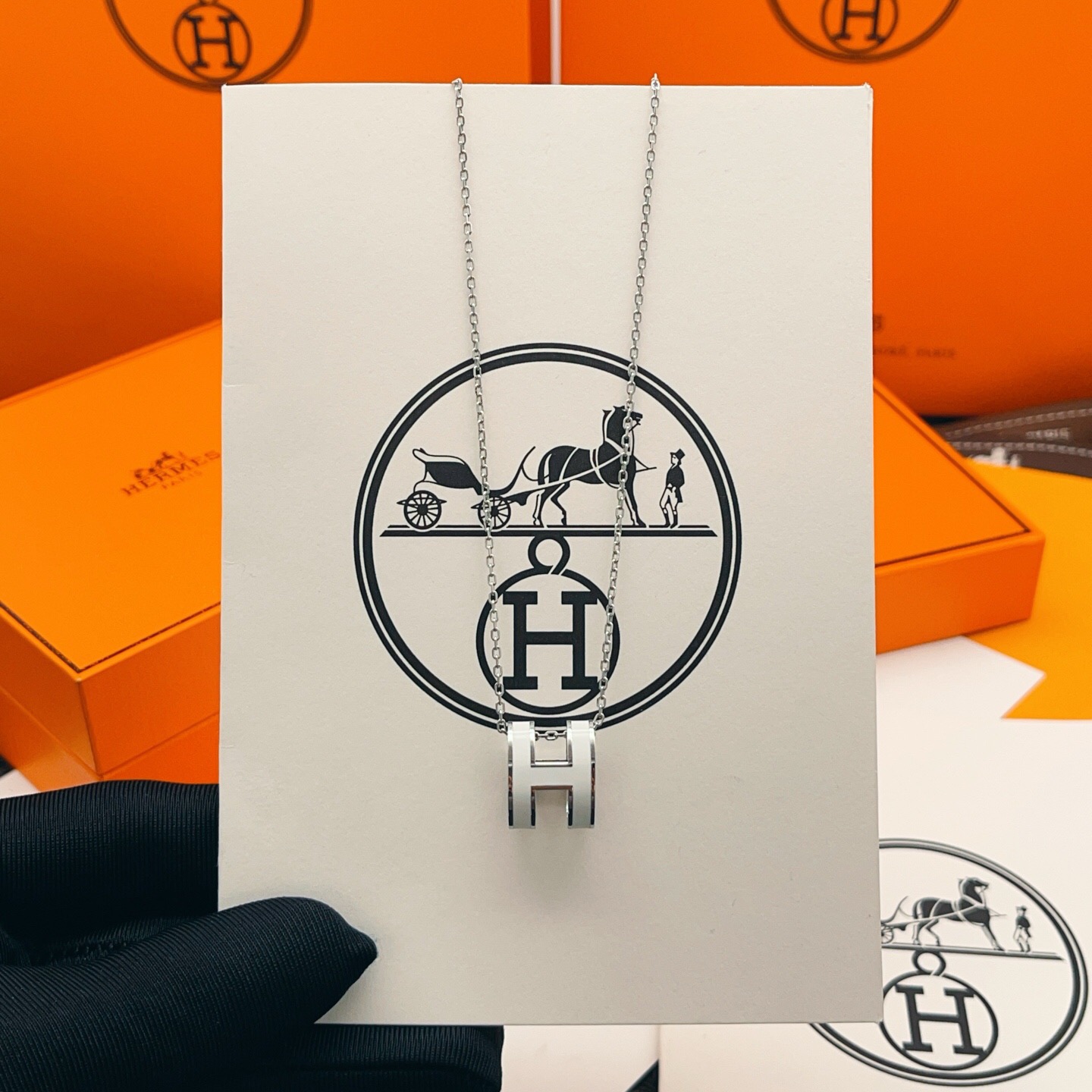 【He@mes爱马仕最新款🆕🆕银色大号白色H项链】一致官网黄铜材质，非常的上镜‼️设计很特别值得入手。高