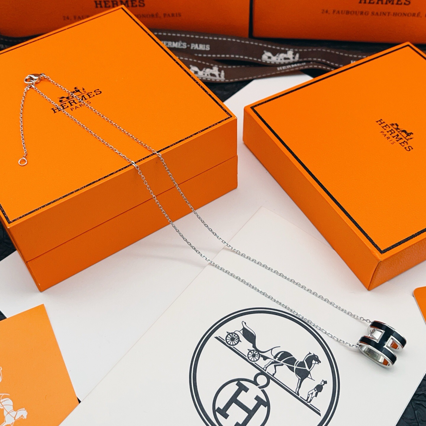 【He@mes爱马仕最新款🆕🆕银色大号黑色H项链】一致官网黄铜材质，非常的上镜‼️设计很特别值得入手。高