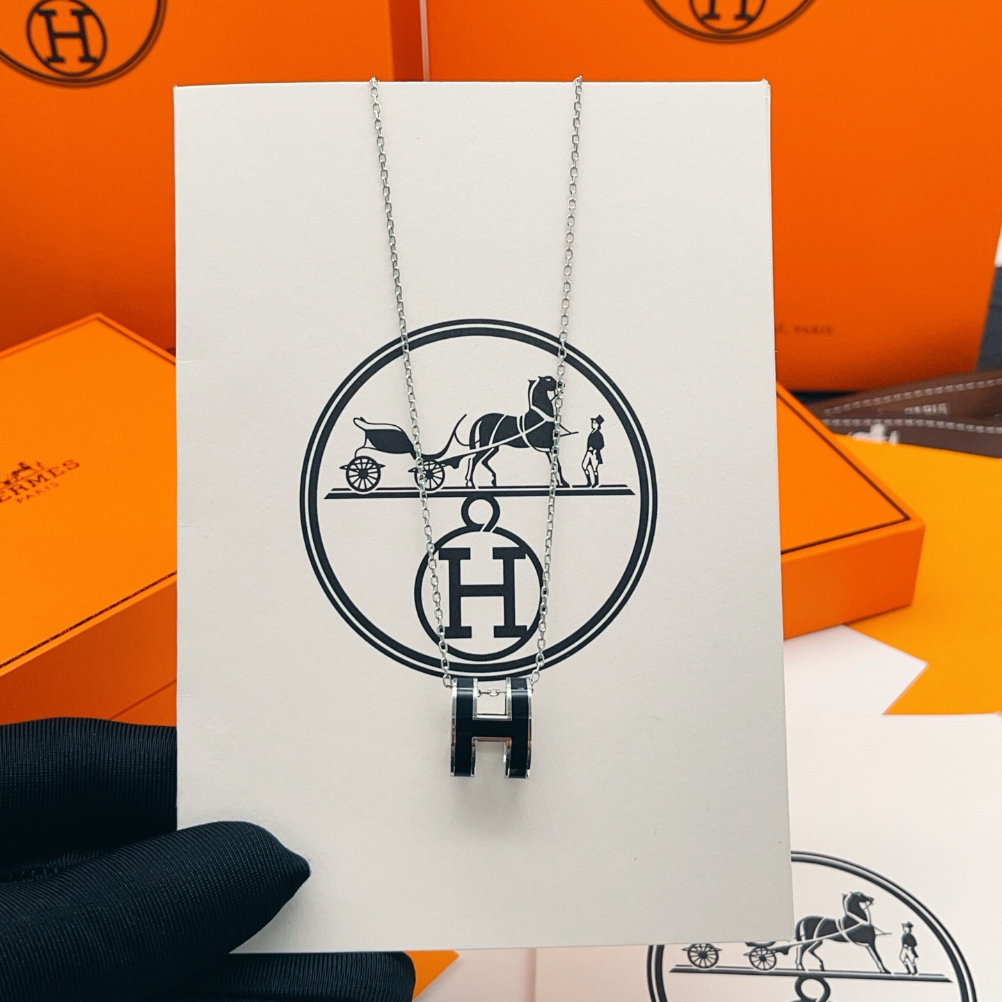 【He@mes爱马仕最新款🆕🆕银色大号黑色H项链】一致官网黄铜材质，非常的上镜‼️设计很特别值得入手。高