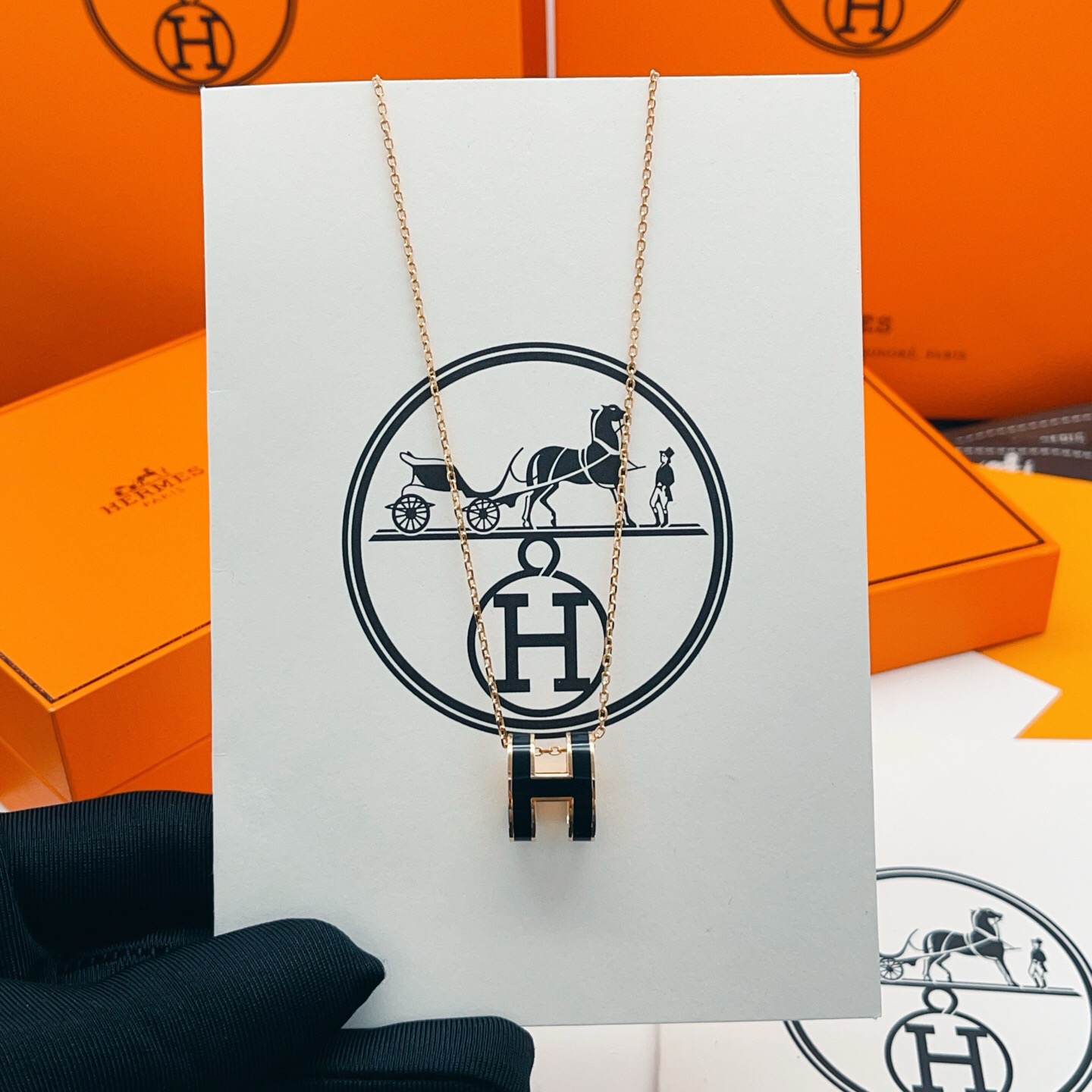 【He@mes爱马仕最新款🆕🆕瑰瑰金大号黑色H项链】一致官网黄铜材质，非常的上镜‼️设计很特别值得入手。