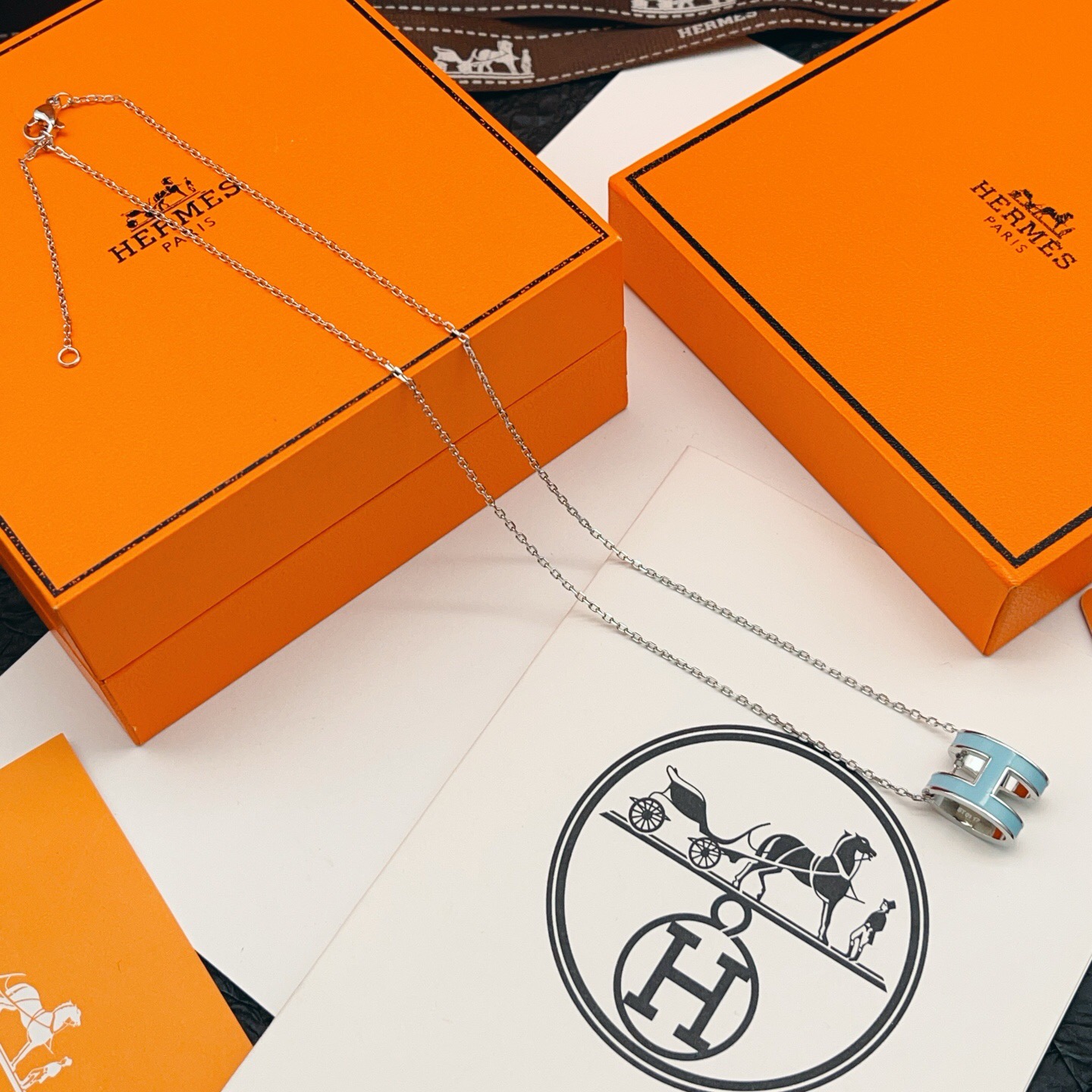 【He@mes爱马仕最新款🆕🆕银色大号天空蓝色H项链】一致官网黄铜材质，非常的上镜‼️设计很特别值得入手