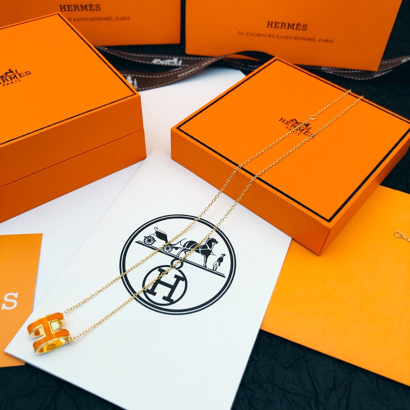【He@mes爱马仕最新款🆕🆕金色大号橙色H项链】一致官网黄铜材质，非常的上镜‼️设计很特别值得入手。高