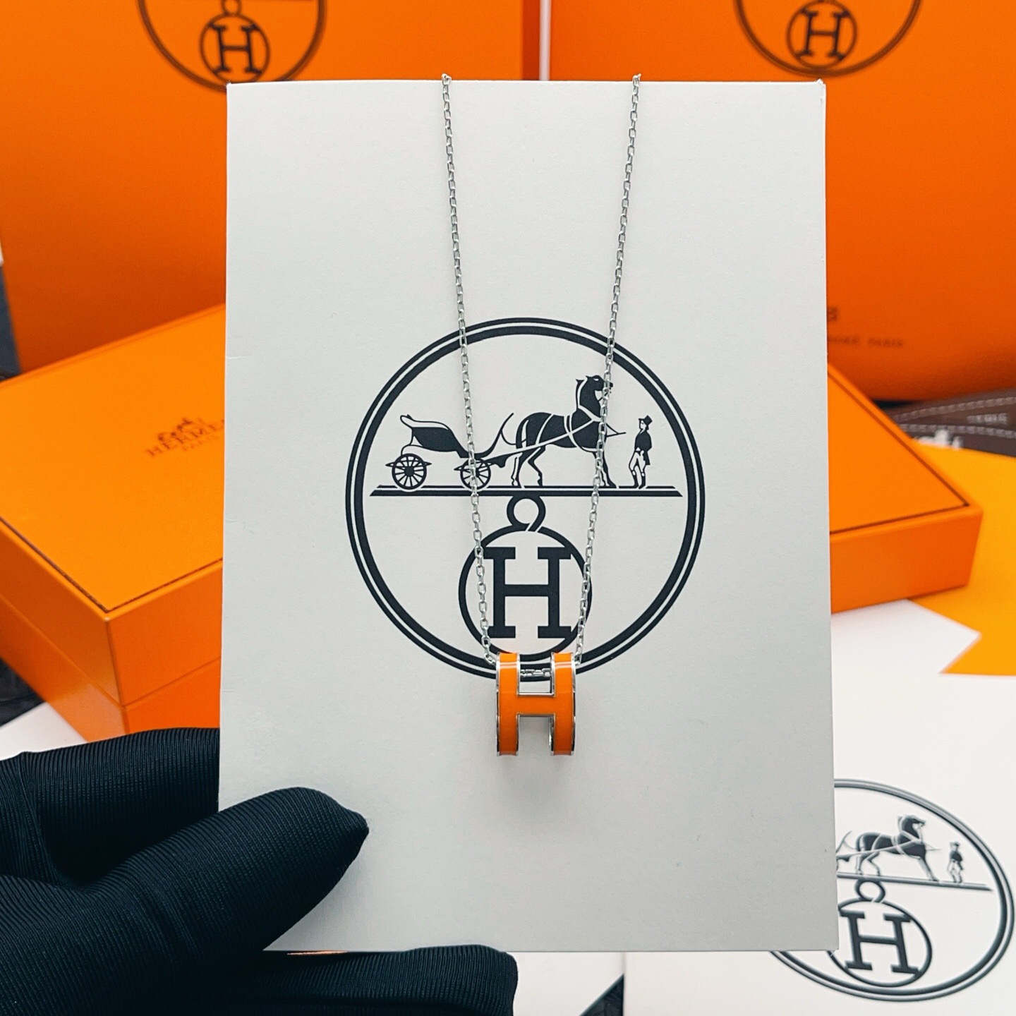 【He@mes爱马仕最新款🆕🆕银色大号橙色H项链】一致官网黄铜材质，非常的上镜‼️设计很特别值得入手。高