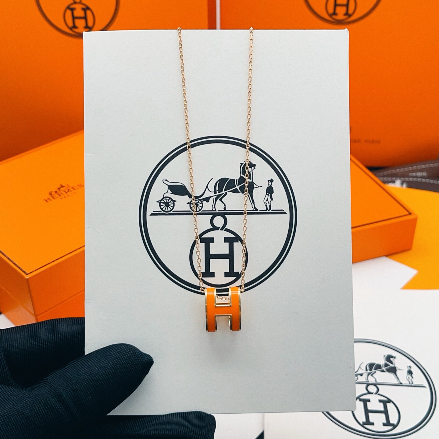 【He@mes爱马仕最新款🆕🆕玫瑰金大号橙色H项链】一致官网黄铜材质，非常的上镜‼️设计很特别值得入手。