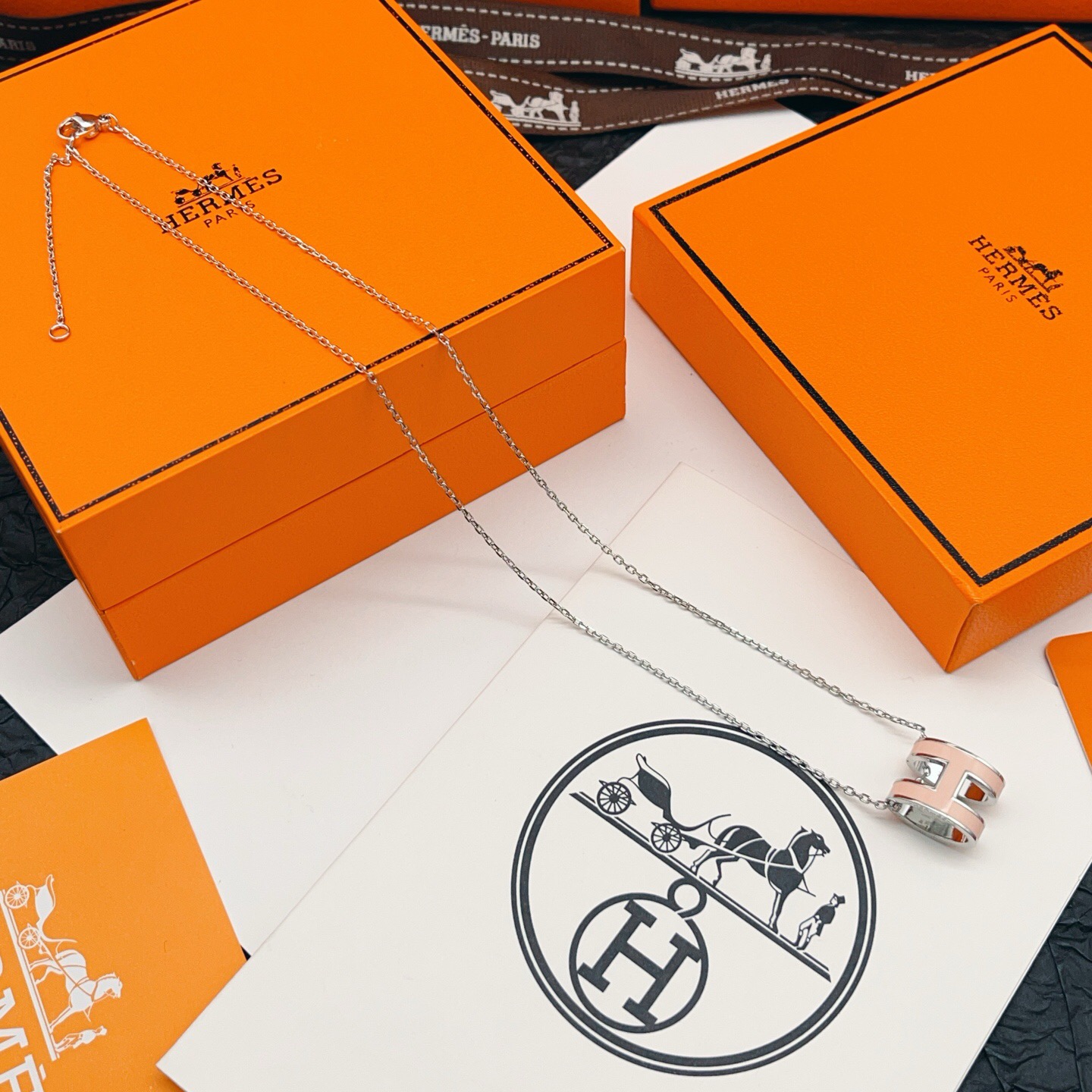 【He@mes爱马仕最新款🆕🆕银色大号粉色H项链】一致官网黄铜材质，非常的上镜‼️设计很特别值得入手。高