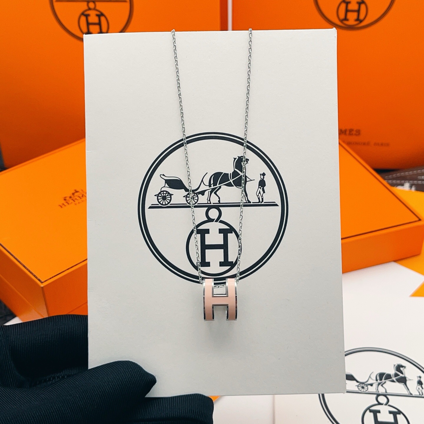 【He@mes爱马仕最新款🆕🆕银色大号粉色H项链】一致官网黄铜材质，非常的上镜‼️设计很特别值得入手。高