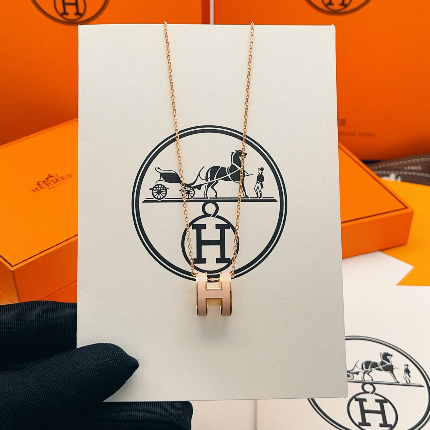 【He@mes爱马仕最新款🆕🆕玫瑰金大号粉色H项链】一致官网黄铜材质，非常的上镜‼️设计很特别值得入手。