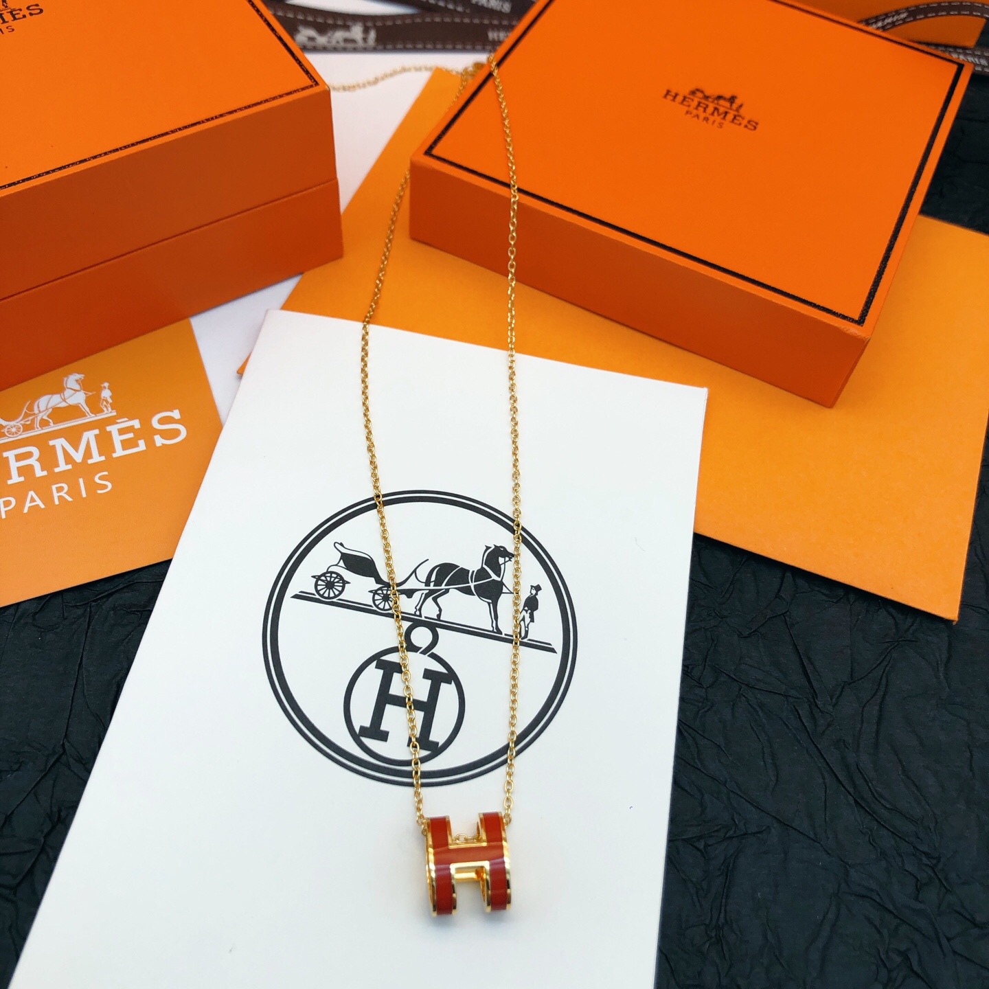 【He@mes爱马仕最新款🆕🆕金色大号红色H项链】一致官网黄铜材质，非常的上镜‼️设计很特别值得入手。高