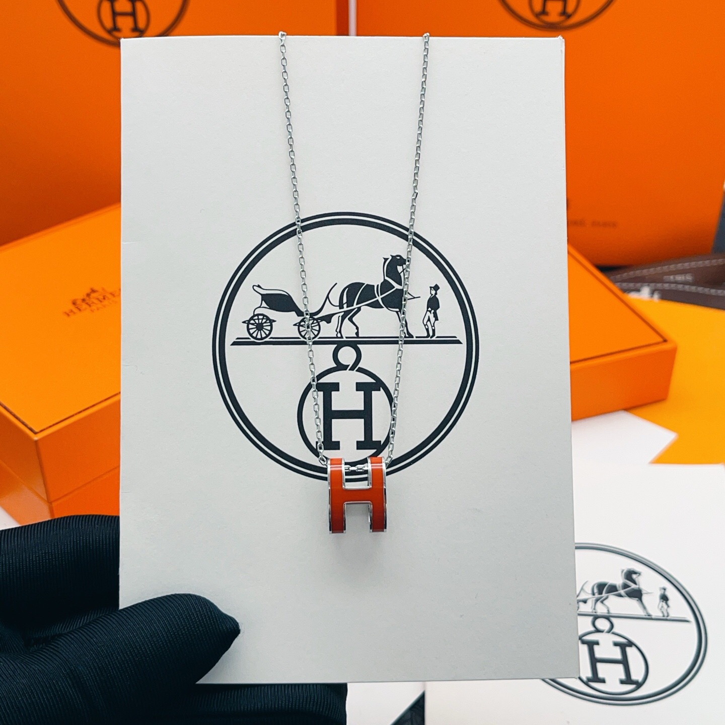 【He@mes爱马仕最新款🆕🆕银色大号红色H项链】一致官网黄铜材质，非常的上镜‼️设计很特别值得入手。高