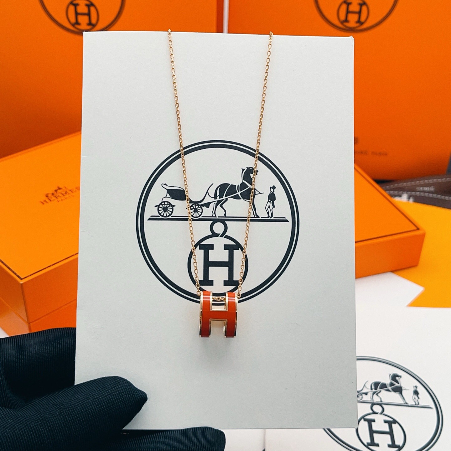 【He@mes爱马仕最新款🆕🆕玫瑰金大号红色H项链】一致官网黄铜材质，非常的上镜‼️设计很特别值得入手。