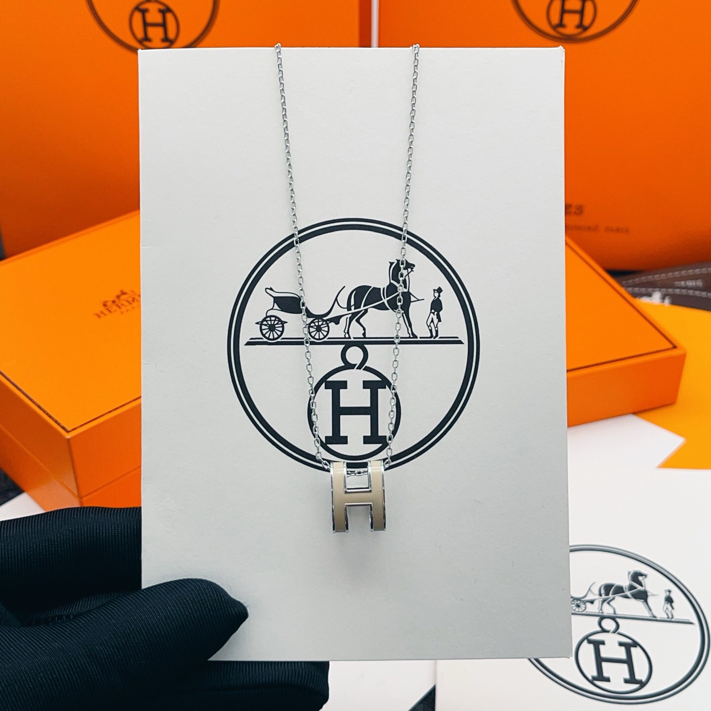 【He@mes爱马仕最新款🆕🆕银色大号奶黄色H项链】一致官网黄铜材质，非常的上镜‼️设计很特别值得入手。
