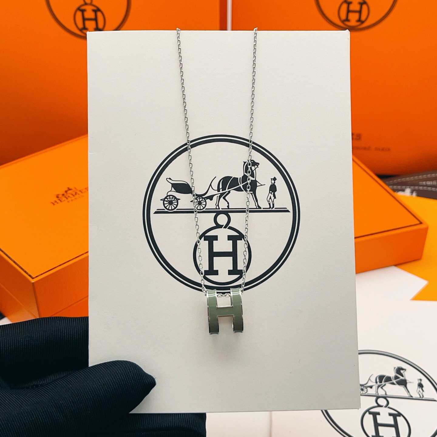 【He@mes爱马仕最新款🆕🆕银色大号灰蓝色H项链】一致官网黄铜材质，非常的上镜‼️设计很特别值得入手。