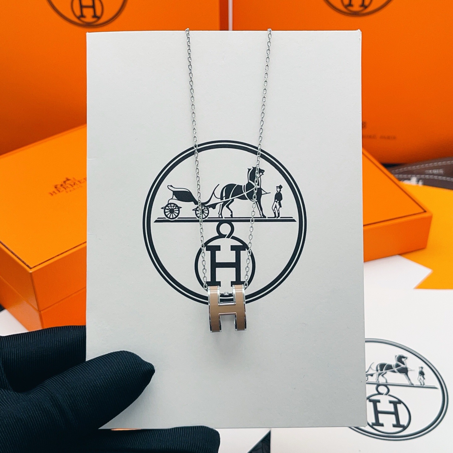 【He@mes爱马仕最新款🆕🆕银色大号棕色H项链】一致官网黄铜材质，非常的上镜‼️设计很特别值得入手。高