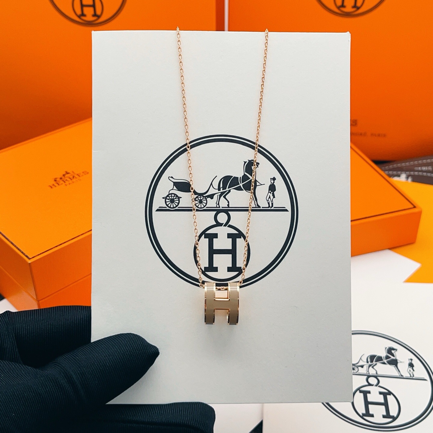 【He@mes爱马仕最新款🆕🆕玫瑰金大号棕色H项链】一致官网黄铜材质，非常的上镜‼️设计很特别值得入手。