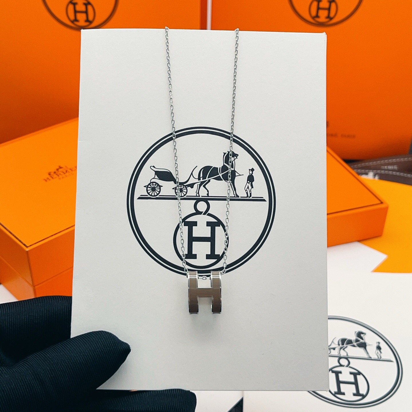 【He@mes爱马仕最新款🆕🆕银色大号大象灰色H项链】一致官网黄铜材质，非常的上镜‼️设计很特别值得入手