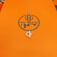【He@mes爱马仕最新款🆕🆕金色满钻猪鼻子项链】一致官网黄铜材质,非常的上镜‼️设计很特别值得入手。高 【He@mes爱马仕最新款🆕🆕金色满钻猪鼻子项链】一致官网黄铜材质,非常的上镜‼️设计很特别值得入手。高