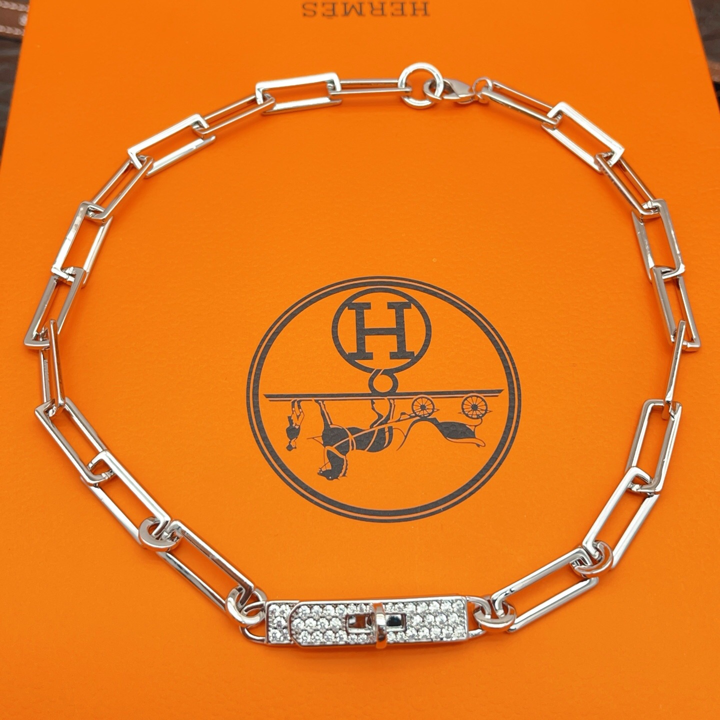 【He@mes爱马仕最新款🆕🆕银色镶钻方块猪鼻子项链】一致官网黄铜材质，非常的上镜‼️设计很特别值得入手