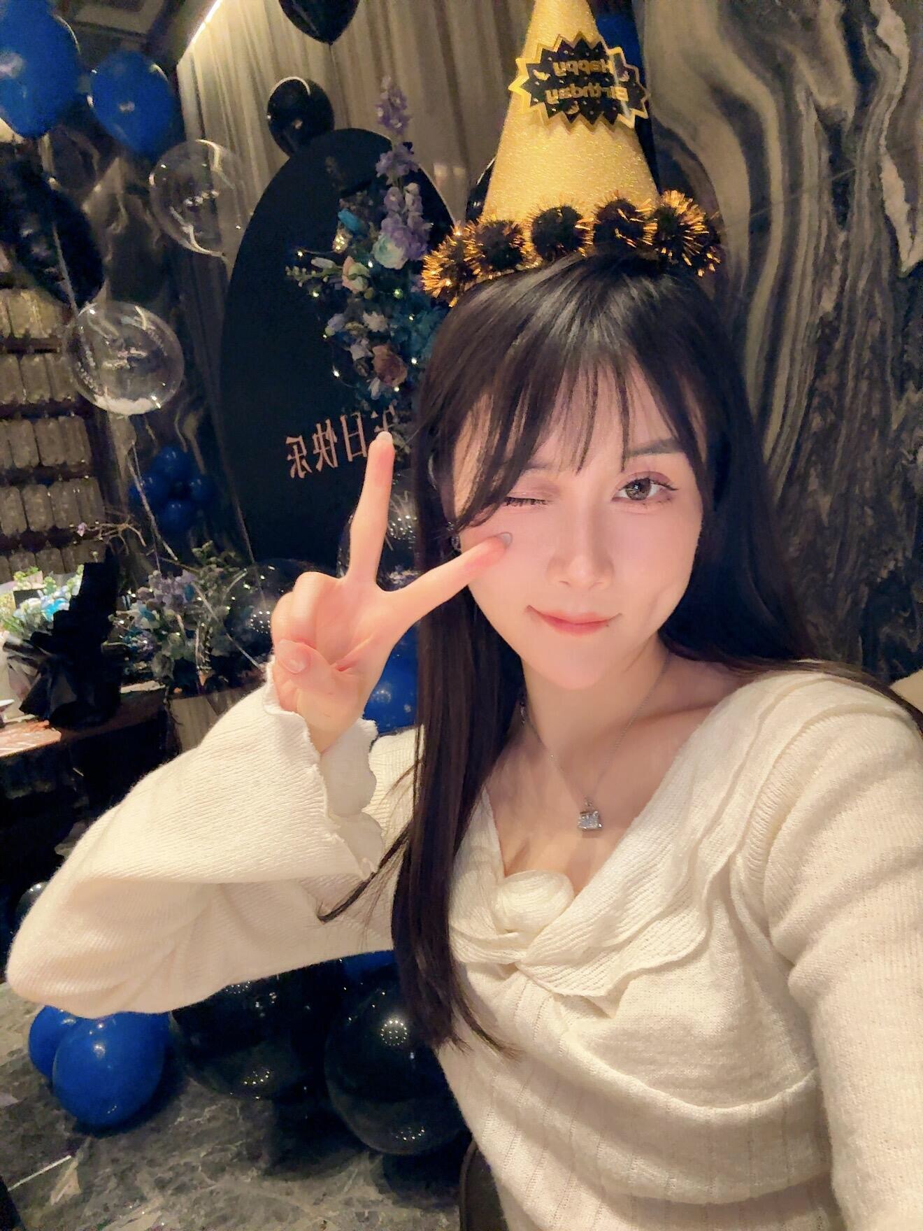 【He@mes爱马仕最新款🆕🆕银色满钻康康包项链】一致官网黄铜材质，非常的上镜‼️设计很特别值得入手。高