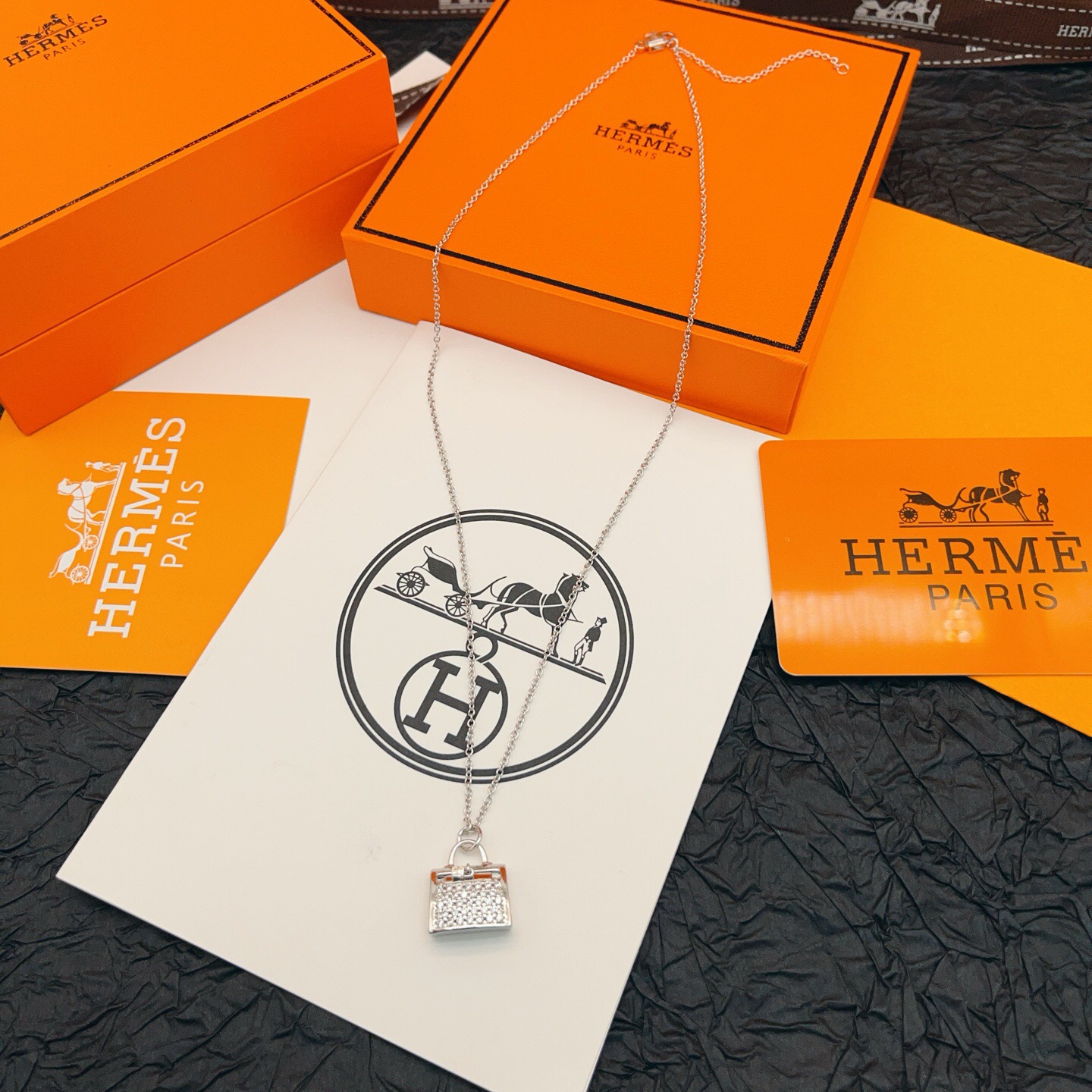 【He@mes爱马仕最新款🆕🆕银色满钻康康包项链】一致官网黄铜材质，非常的上镜‼️设计很特别值得入手。高