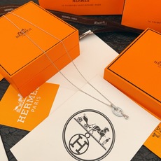 HX040银色【He@mes爱马仕最新款🆕🆕银色满钻猪鼻项链】一致官网黄铜材质,非常的上镜‼️设计很特别 HX040银色【He@mes爱马仕最新款🆕🆕银色满钻猪鼻项链】一致官网黄铜材质,非常的上镜‼️设计很特别
