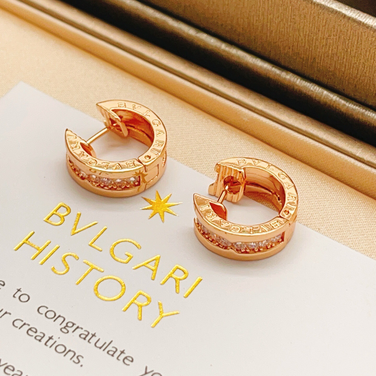 【BVLGARI宝格丽最新款🆕🆕玫瑰金镶钻半圆耳钉】一致官网黄铜材质，非常的上镜‼️设计很特别值得入手高
