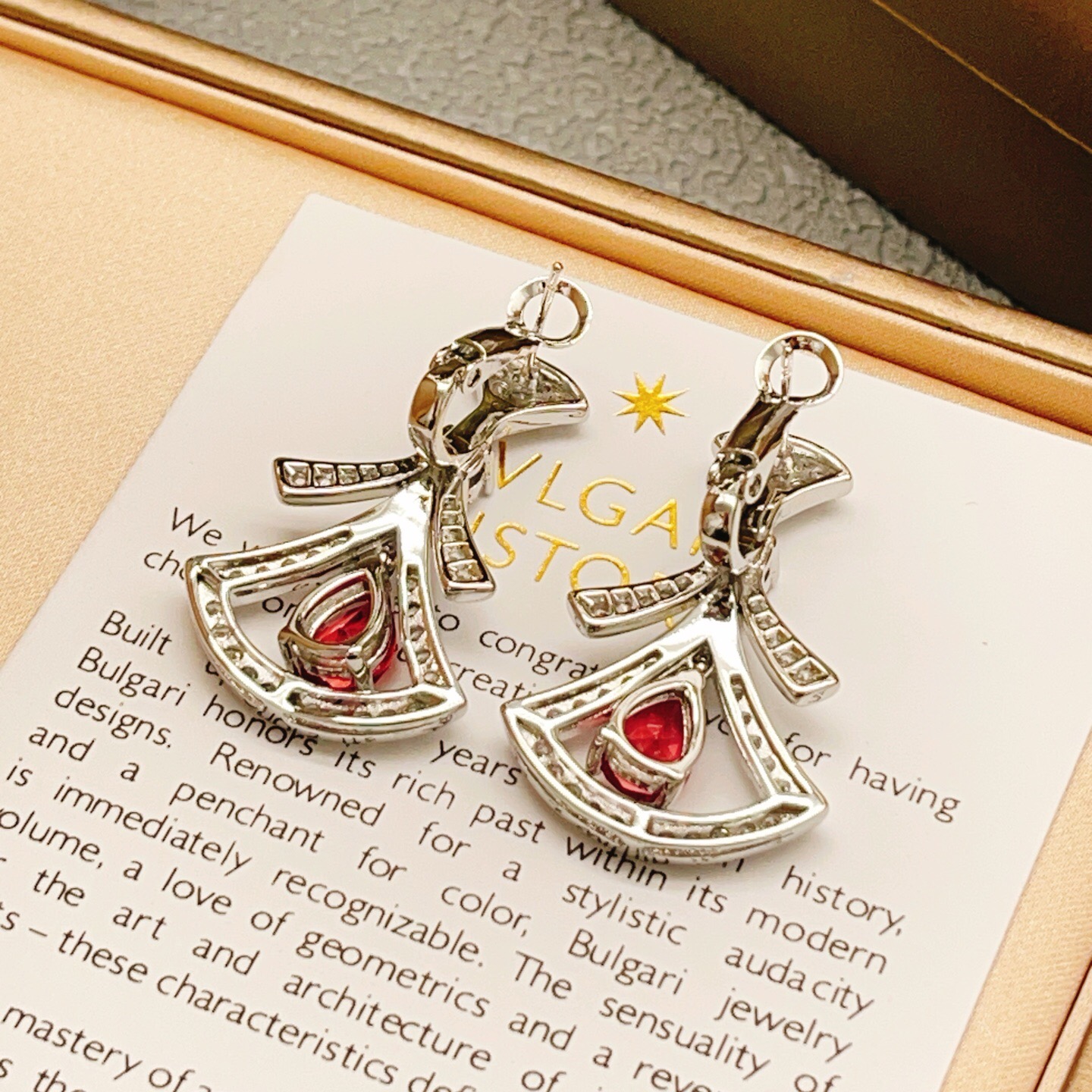 【BVLGARI最新款🆕🆕红色吊钻裙子银耳钉】一致官网黄铜材质，非常的上镜‼️设计很特别值得入手高级手工
