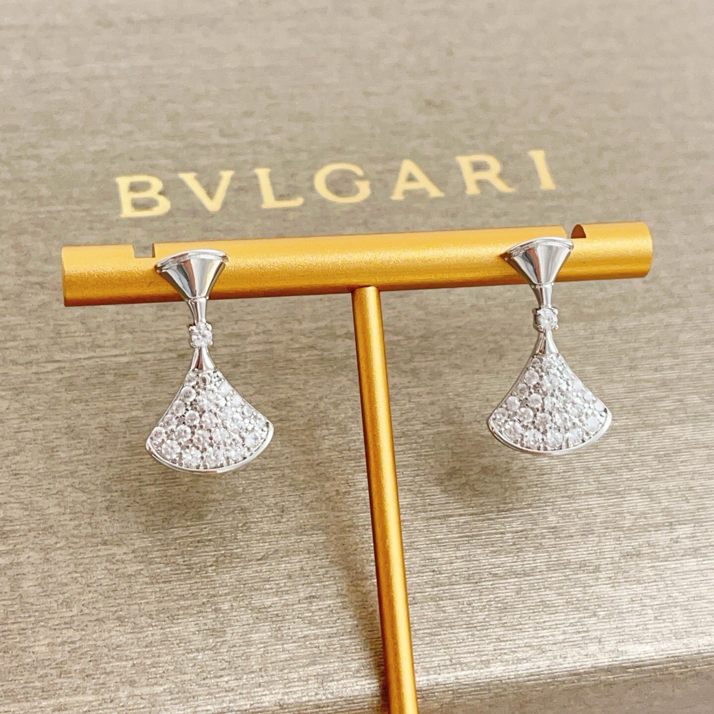 【BVLGARI宝格丽最新款🆕🆕银色满钻扇子耳钉】一致官网黄铜材质，非常的上镜‼️设计很特别值得入手高级