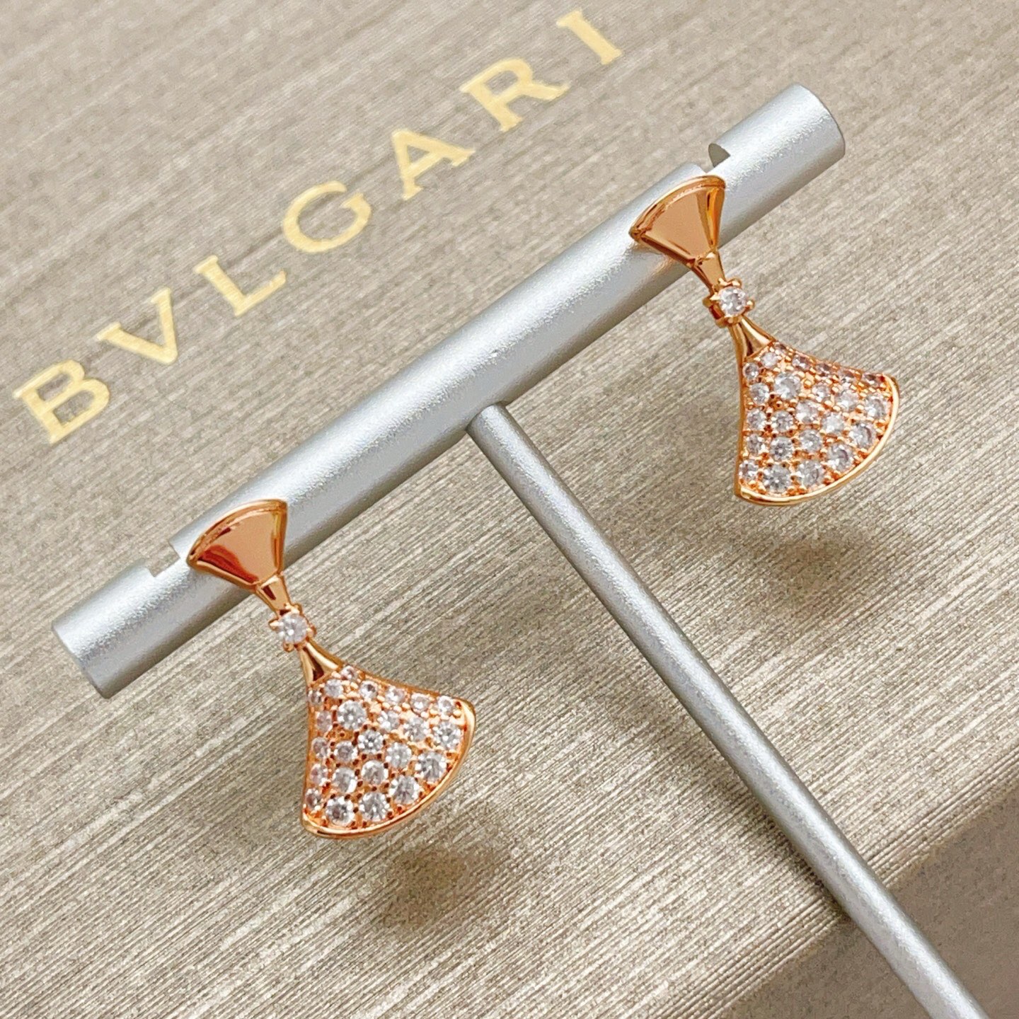 【BVLGARI宝格丽最新款🆕🆕玫瑰金满钻扇子耳钉】一致官网黄铜材质，非常的上镜‼️设计很特别值得入手高