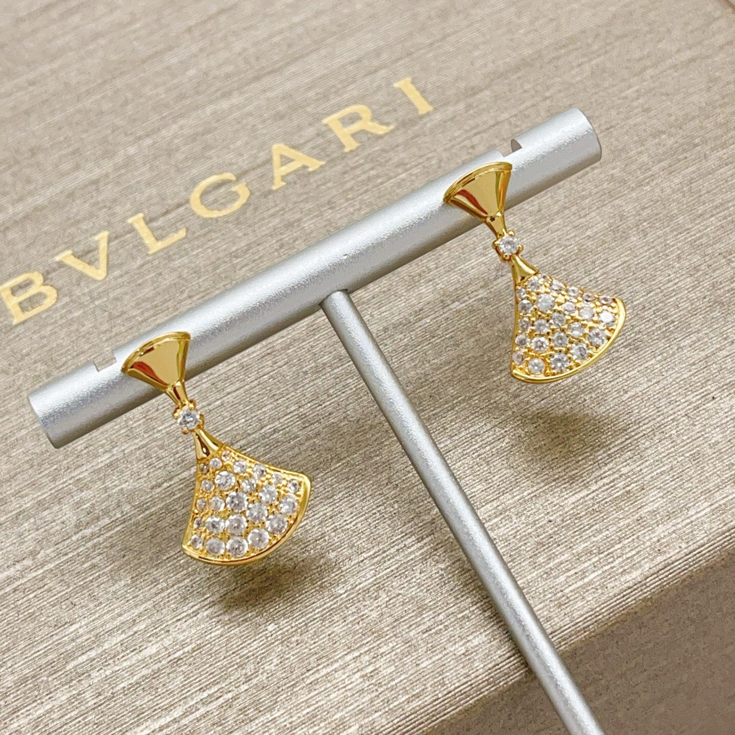 【BVLGARI宝格丽最新款🆕🆕金色满钻扇子耳钉】一致官网黄铜材质，非常的上镜‼️设计很特别值得入手高级